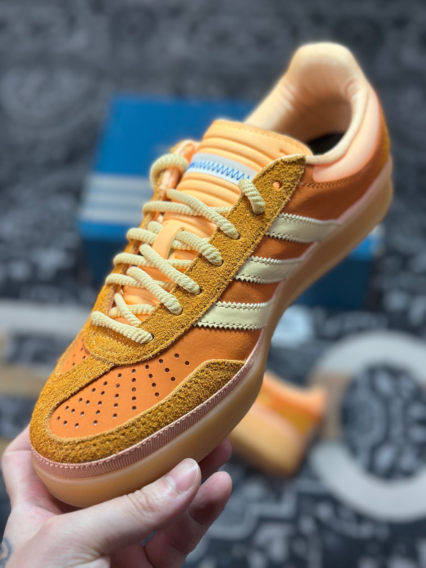 A9220 优选 原装级别 Bad Bunny x adidas originals GAZELLE INDOOR 绒面革 时尚舒适 耐磨 低帮 板鞋 男女同款 橙色 JS5050-Chinese UA Cheap High Quatity Brand Clothes Bags handbags Sneakers wholesale wholesaler seller from China Factory suppliers Fashion Clothing Shoes best Quality Beautiful Price A9220 优选 原装级别 Bad Bunny x adidas originals GAZELLE INDOOR 绒面革 时尚舒适 耐磨 低帮 板鞋 男女同款 橙色 JS5050