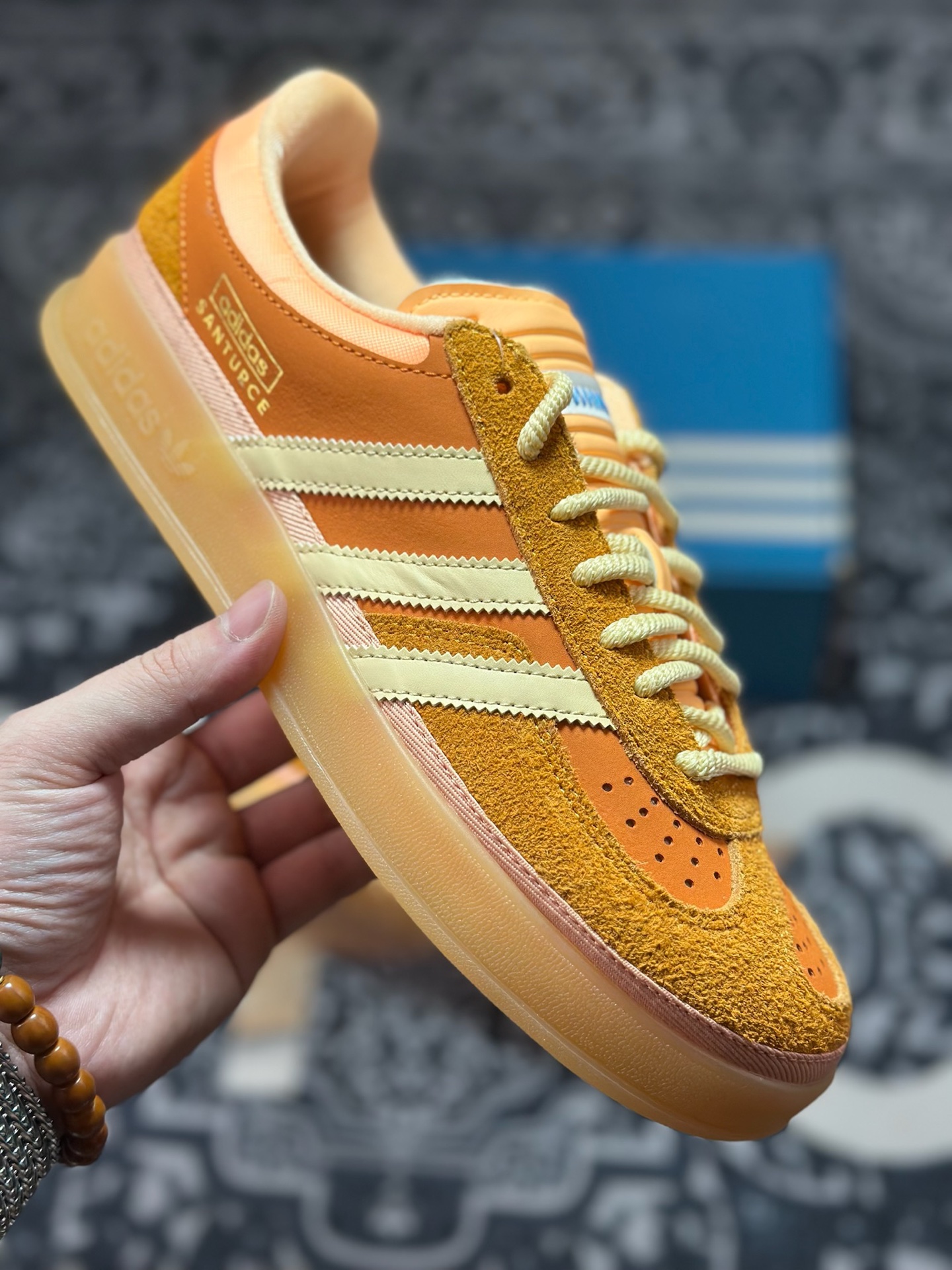 A9220 优选 原装级别 Bad Bunny x adidas originals GAZELLE INDOOR 绒面革 时尚舒适 耐磨 低帮 板鞋 男女同款 橙色 JS5050-Chinese UA Cheap High Quatity Brand Clothes Bags handbags Sneakers wholesale wholesaler seller from China Factory suppliers Fashion Clothing Shoes best Quality Beautiful Price A9220 优选 原装级别 Bad Bunny x adidas originals GAZELLE INDOOR 绒面革 时尚舒适 耐磨 低帮 板鞋 男女同款 橙色 JS5050