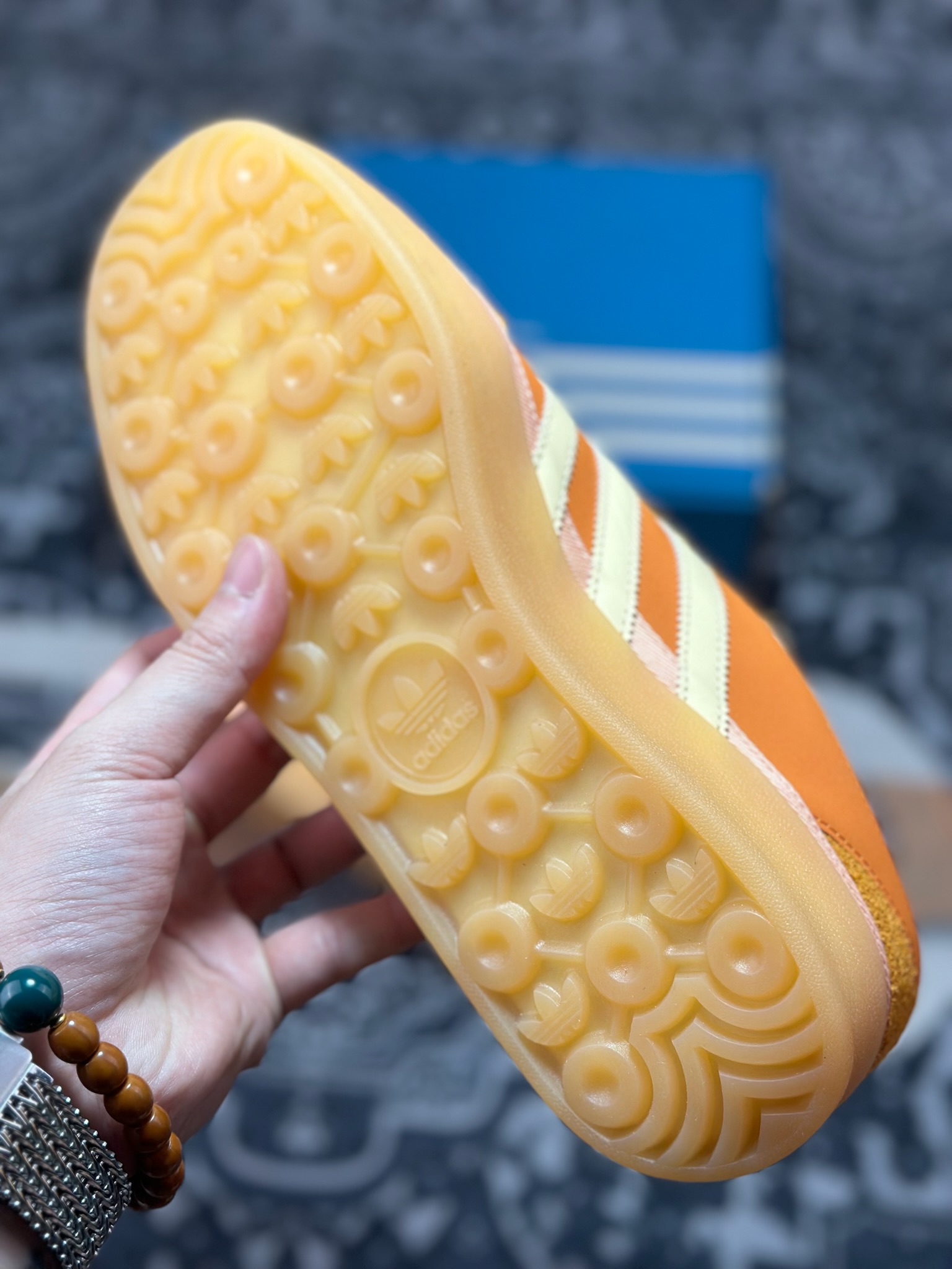 A9220 优选 原装级别 Bad Bunny x adidas originals GAZELLE INDOOR 绒面革 时尚舒适 耐磨 低帮 板鞋 男女同款 橙色 JS5050-Chinese UA Cheap High Quatity Brand Clothes Bags handbags Sneakers wholesale wholesaler seller from China Factory suppliers Fashion Clothing Shoes best Quality Beautiful Price A9220 优选 原装级别 Bad Bunny x adidas originals GAZELLE INDOOR 绒面革 时尚舒适 耐磨 低帮 板鞋 男女同款 橙色 JS5050