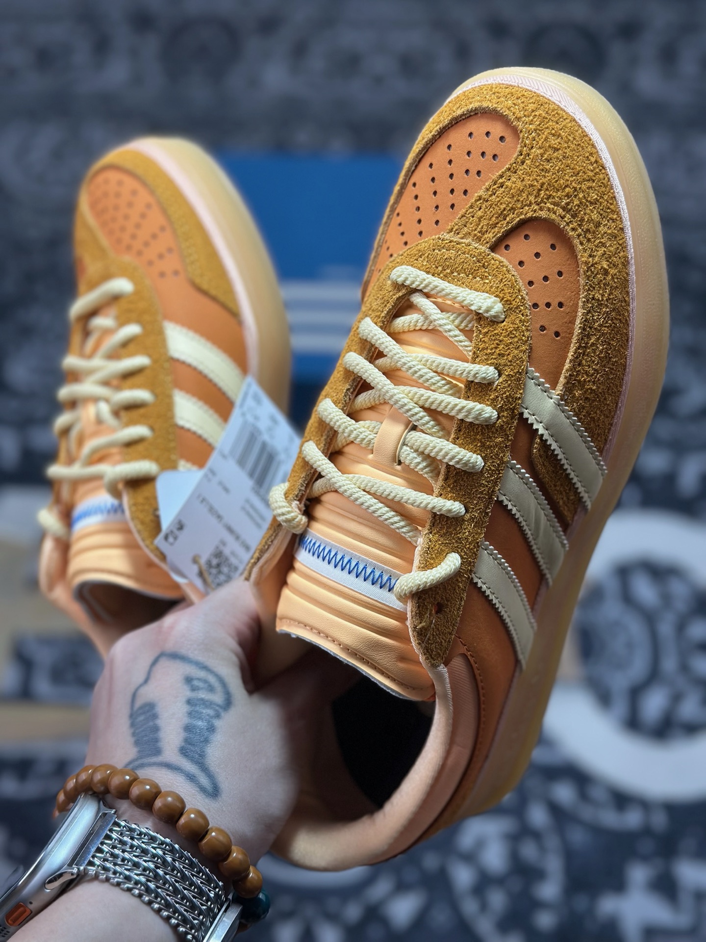 A9220 优选 原装级别 Bad Bunny x adidas originals GAZELLE INDOOR 绒面革 时尚舒适 耐磨 低帮 板鞋 男女同款 橙色 JS5050-Chinese UA Cheap High Quatity Brand Clothes Bags handbags Sneakers wholesale wholesaler seller from China Factory suppliers Fashion Clothing Shoes best Quality Beautiful Price A9220 优选 原装级别 Bad Bunny x adidas originals GAZELLE INDOOR 绒面革 时尚舒适 耐磨 低帮 板鞋 男女同款 橙色 JS5050