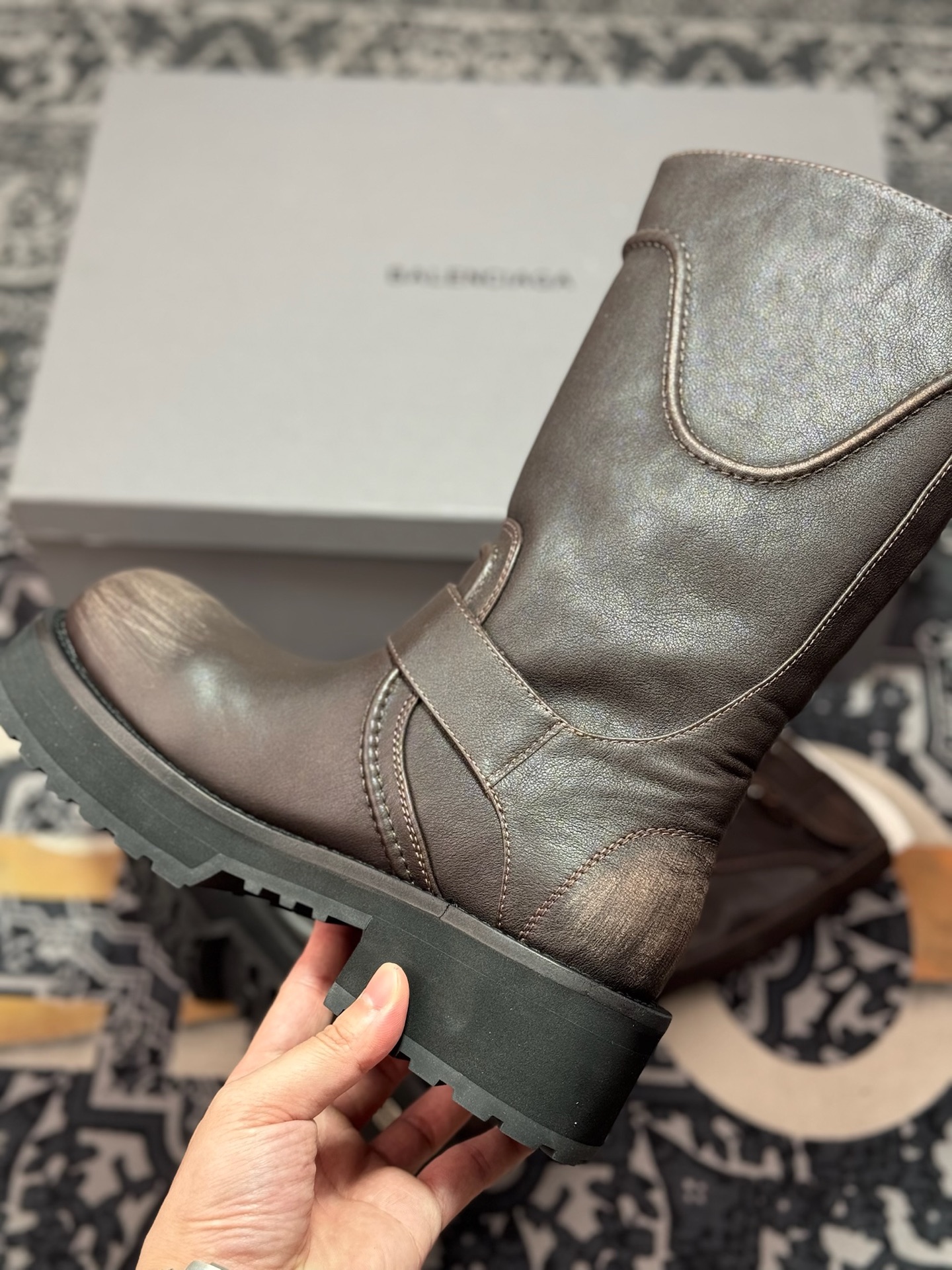 高奢支线 天花板级别 市售目前最顶级版本Balenciaga FW25 Venom Boots 卡其棕 巴黎世家复古情侣款机车靴-莆田鞋,莆田鞋货源,高仿鞋,高仿鞋货源,安福档口,莆田高仿鞋,莆田鞋批发,高仿鞋批发,莆田高仿运动鞋,高仿运动鞋,莆田运动鞋 高奢支线 天花板级别 市售目前最顶级版本Balenciaga FW25 Venom Boots 卡其棕 巴黎世家复古情侣款机车靴