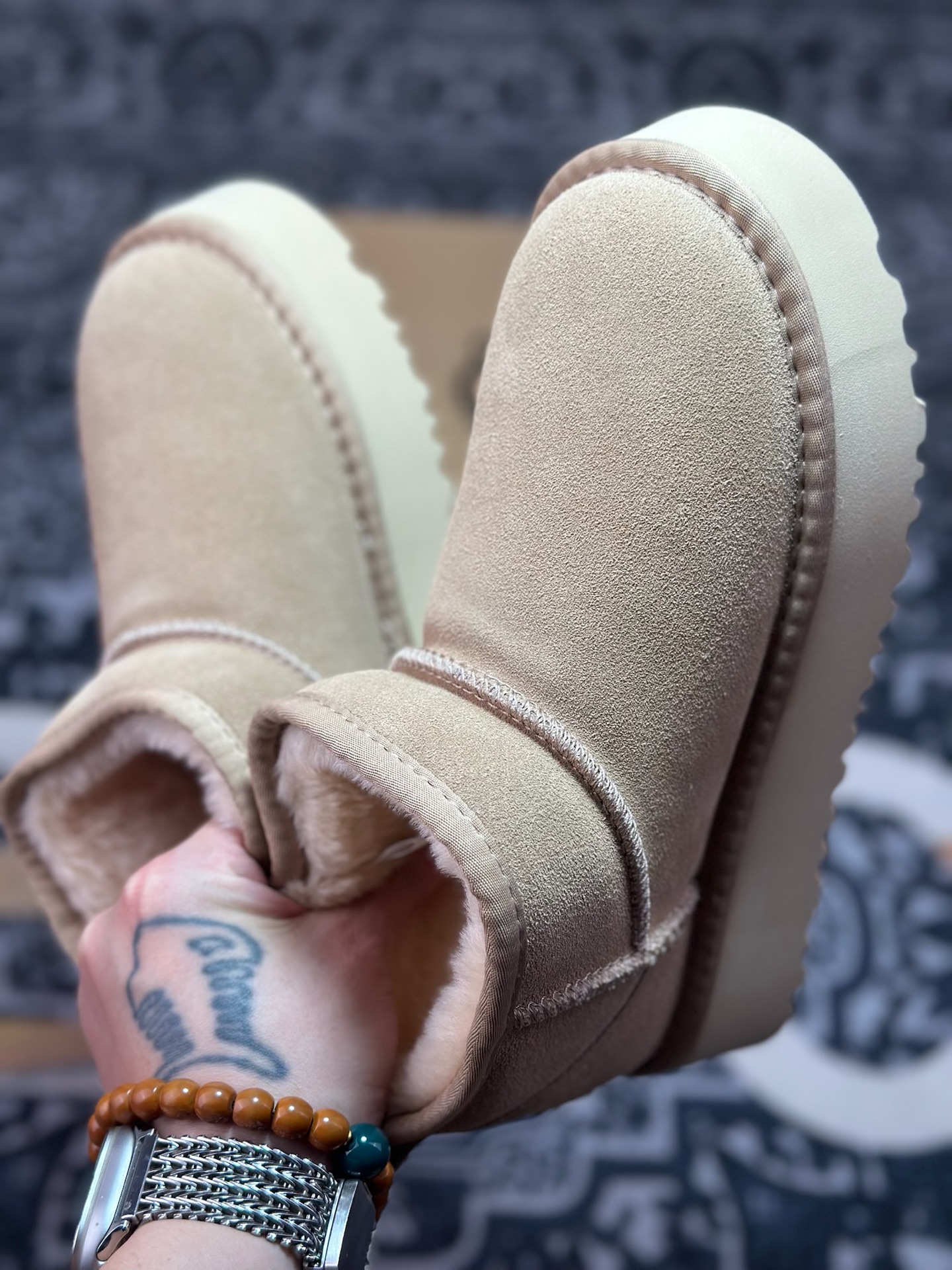 原厂级别 新货UGG 厚底松糕5cm短款周冬雨 王一博同款雪地靴系列 小红书爆款 河南隆丰皮料生产 羊绒鞋垫-莆田鞋,莆田鞋货源,高仿鞋,高仿鞋货源,安福档口,莆田高仿鞋,莆田鞋批发,高仿鞋批发,莆田高仿运动鞋,高仿运动鞋,莆田运动鞋 原厂级别 新货UGG 厚底松糕5cm短款周冬雨 王一博同款雪地靴系列 小红书爆款 河南隆丰皮料生产 羊绒鞋垫