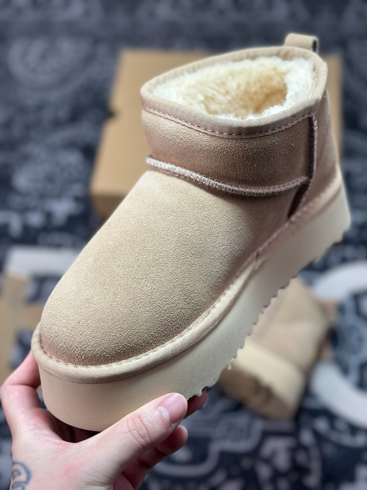 原厂级别 新货UGG 厚底松糕5cm短款周冬雨 王一博同款雪地靴系列 小红书爆款 河南隆丰皮料生产 羊绒鞋垫-莆田鞋,莆田鞋货源,高仿鞋,高仿鞋货源,安福档口,莆田高仿鞋,莆田鞋批发,高仿鞋批发,莆田高仿运动鞋,高仿运动鞋,莆田运动鞋 原厂级别 新货UGG 厚底松糕5cm短款周冬雨 王一博同款雪地靴系列 小红书爆款 河南隆丰皮料生产 羊绒鞋垫