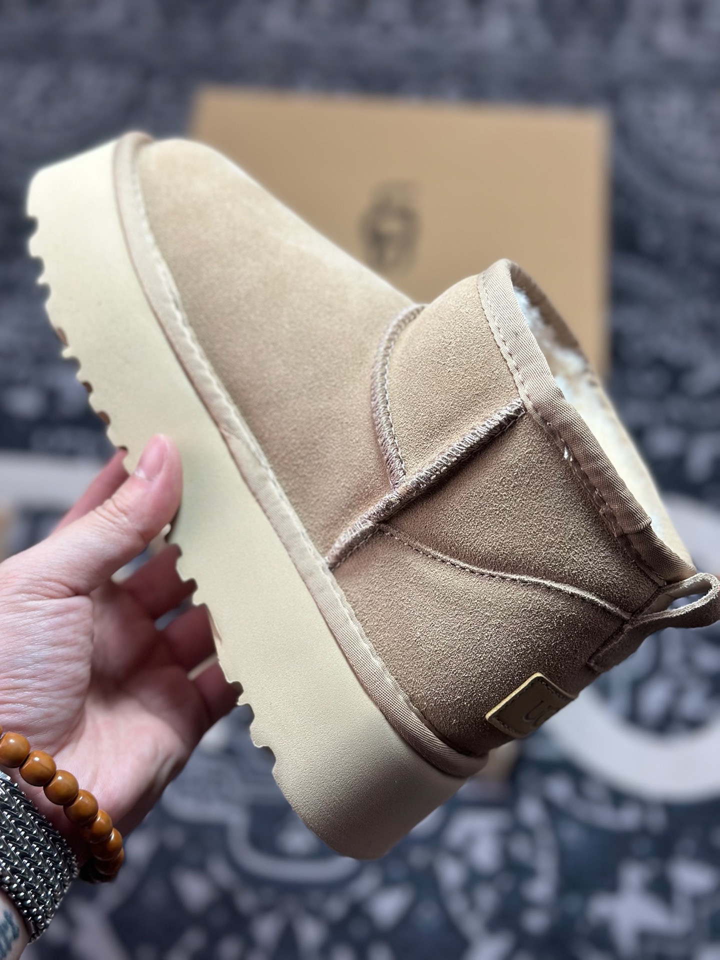 原厂级别 新货UGG 厚底松糕5cm短款周冬雨 王一博同款雪地靴系列 小红书爆款 河南隆丰皮料生产 羊绒鞋垫-莆田鞋,莆田鞋货源,高仿鞋,高仿鞋货源,安福档口,莆田高仿鞋,莆田鞋批发,高仿鞋批发,莆田高仿运动鞋,高仿运动鞋,莆田运动鞋 原厂级别 新货UGG 厚底松糕5cm短款周冬雨 王一博同款雪地靴系列 小红书爆款 河南隆丰皮料生产 羊绒鞋垫