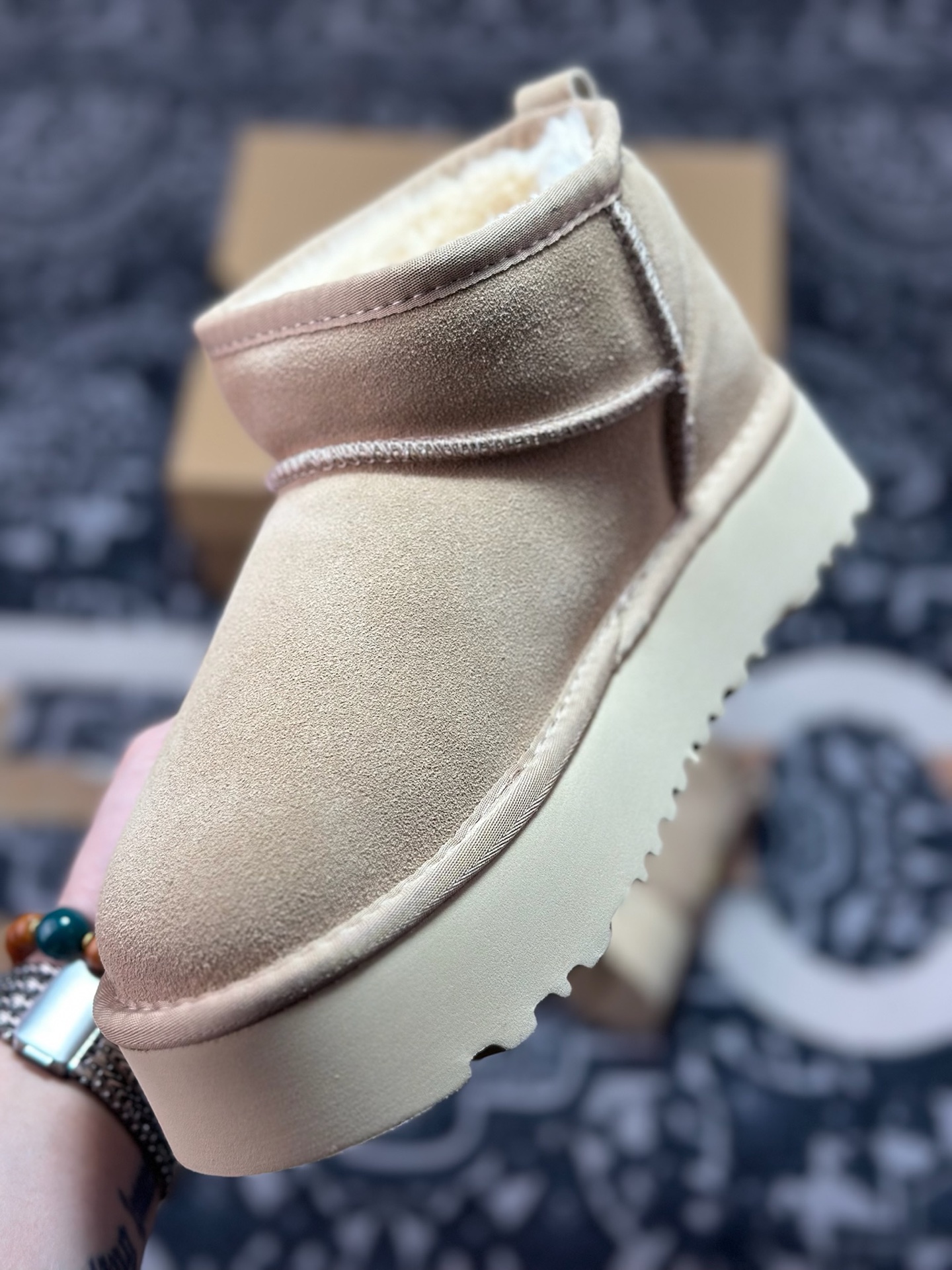 原厂级别 新货UGG 厚底松糕5cm短款周冬雨 王一博同款雪地靴系列 小红书爆款 河南隆丰皮料生产 羊绒鞋垫-莆田鞋,莆田鞋货源,高仿鞋,高仿鞋货源,安福档口,莆田高仿鞋,莆田鞋批发,高仿鞋批发,莆田高仿运动鞋,高仿运动鞋,莆田运动鞋 原厂级别 新货UGG 厚底松糕5cm短款周冬雨 王一博同款雪地靴系列 小红书爆款 河南隆丰皮料生产 羊绒鞋垫