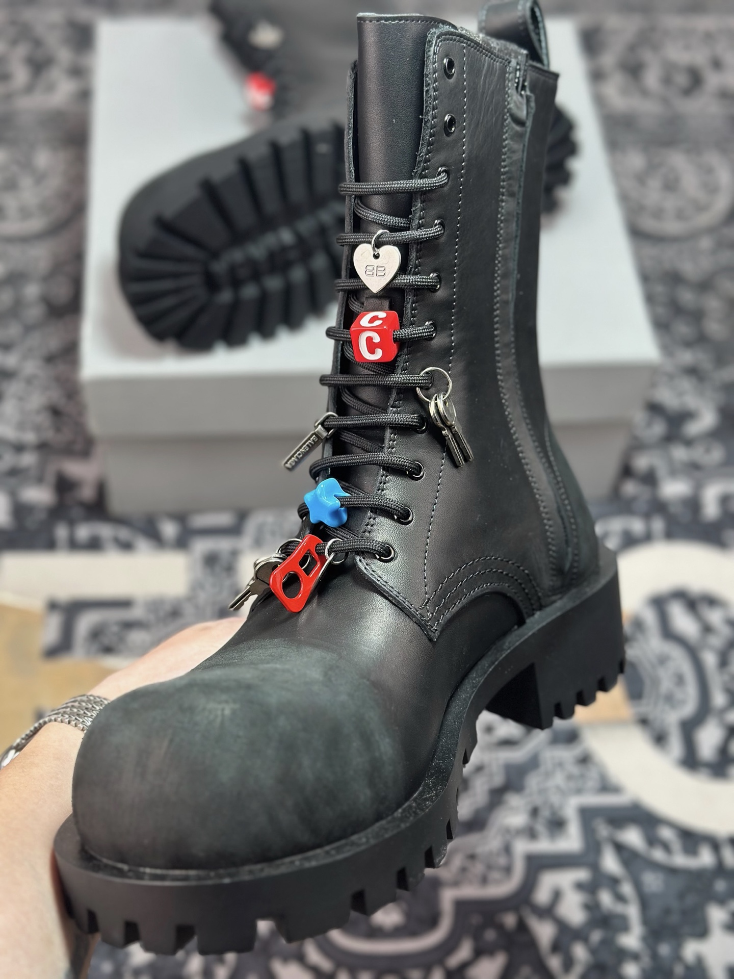 E7620 高奢支线 天花板级别 市售目前最顶级版本大头马丁靴挂扣装饰-Chinese UA Cheap High Quatity Brand Clothes Bags handbags Sneakers wholesale wholesaler seller from China Factory suppliers Fashion Clothing Shoes best Quality Beautiful Price E7620 高奢支线 天花板级别 市售目前最顶级版本大头马丁靴挂扣装饰