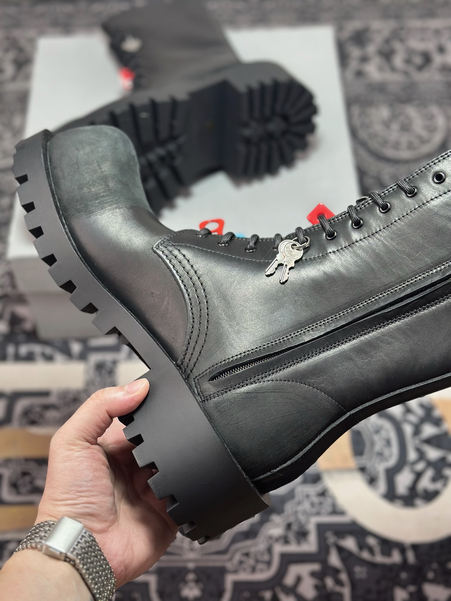 E7620 高奢支线 天花板级别 市售目前最顶级版本大头马丁靴挂扣装饰-Chinese UA Cheap High Quatity Brand Clothes Bags handbags Sneakers wholesale wholesaler seller from China Factory suppliers Fashion Clothing Shoes best Quality Beautiful Price E7620 高奢支线 天花板级别 市售目前最顶级版本大头马丁靴挂扣装饰