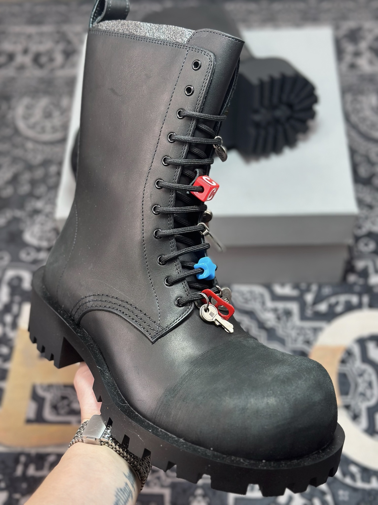 E7620 高奢支线 天花板级别 市售目前最顶级版本大头马丁靴挂扣装饰-Chinese UA Cheap High Quatity Brand Clothes Bags handbags Sneakers wholesale wholesaler seller from China Factory suppliers Fashion Clothing Shoes best Quality Beautiful Price E7620 高奢支线 天花板级别 市售目前最顶级版本大头马丁靴挂扣装饰