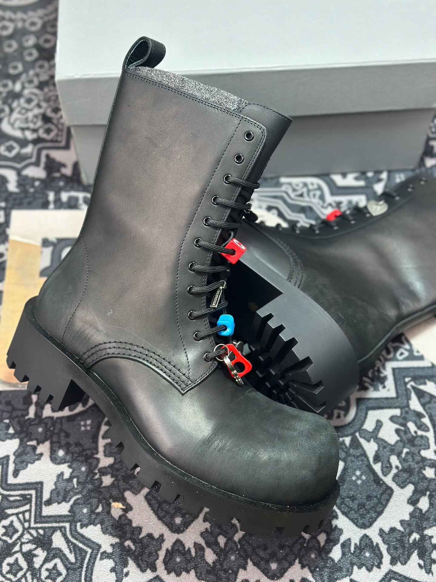 E7620 高奢支线 天花板级别 市售目前最顶级版本大头马丁靴挂扣装饰-Chinese UA Cheap High Quatity Brand Clothes Bags handbags Sneakers wholesale wholesaler seller from China Factory suppliers Fashion Clothing Shoes best Quality Beautiful Price E7620 高奢支线 天花板级别 市售目前最顶级版本大头马丁靴挂扣装饰