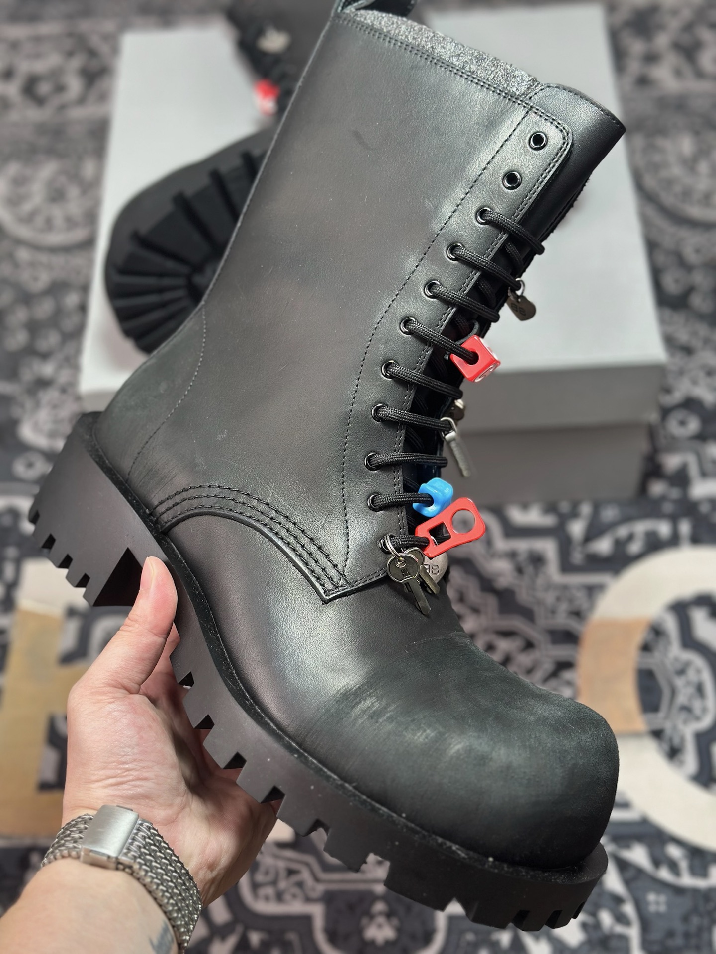 E7620 高奢支线 天花板级别 市售目前最顶级版本大头马丁靴挂扣装饰-Chinese UA Cheap High Quatity Brand Clothes Bags handbags Sneakers wholesale wholesaler seller from China Factory suppliers Fashion Clothing Shoes best Quality Beautiful Price E7620 高奢支线 天花板级别 市售目前最顶级版本大头马丁靴挂扣装饰