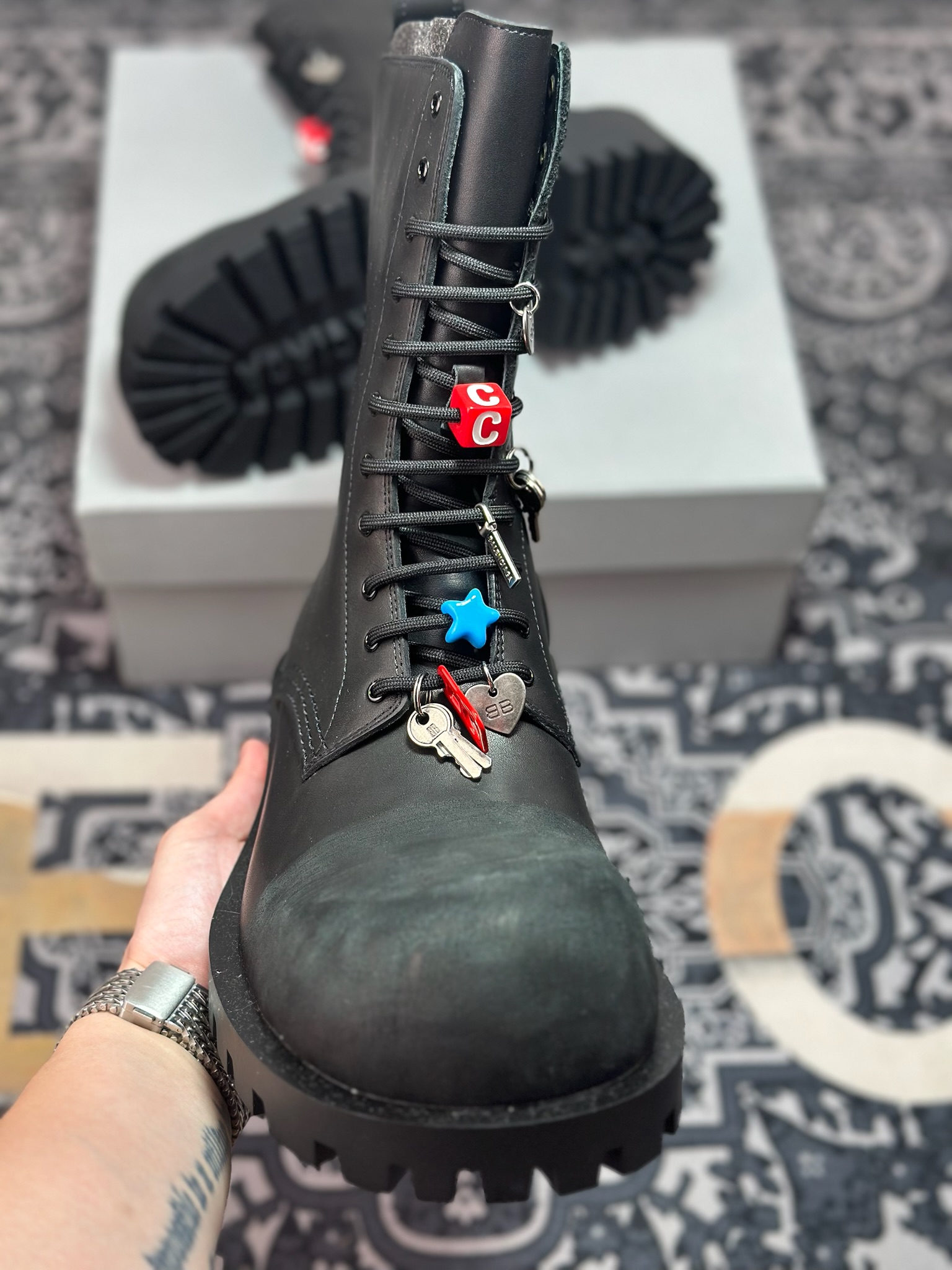 E7620 高奢支线 天花板级别 市售目前最顶级版本大头马丁靴挂扣装饰-Chinese UA Cheap High Quatity Brand Clothes Bags handbags Sneakers wholesale wholesaler seller from China Factory suppliers Fashion Clothing Shoes best Quality Beautiful Price E7620 高奢支线 天花板级别 市售目前最顶级版本大头马丁靴挂扣装饰