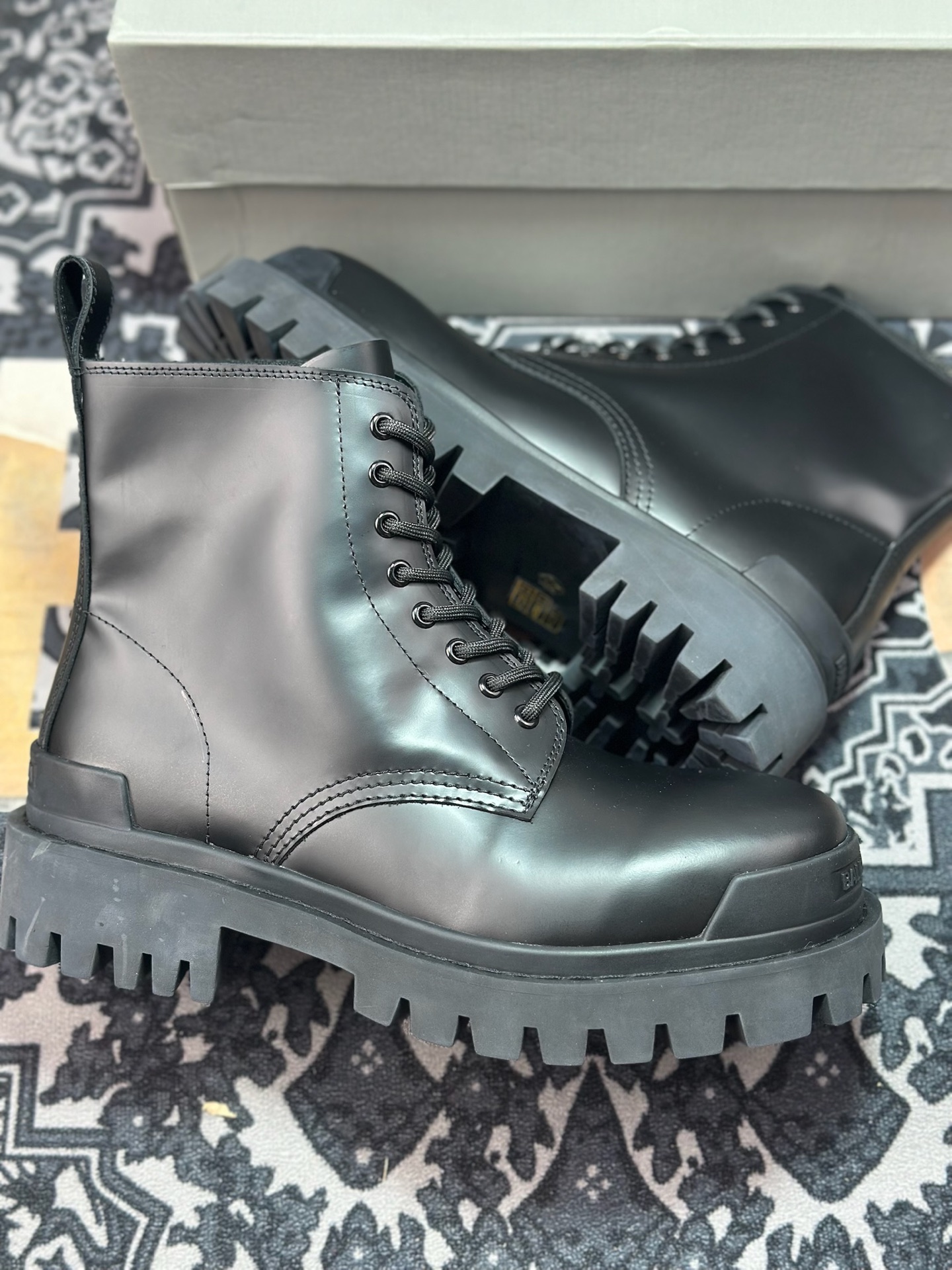 高奢支线 天花板级别 市售目前最顶级版本 油亮牛皮马丁靴 高奢支线 天花板级别 市售目前最顶级版本 油亮牛皮马丁靴