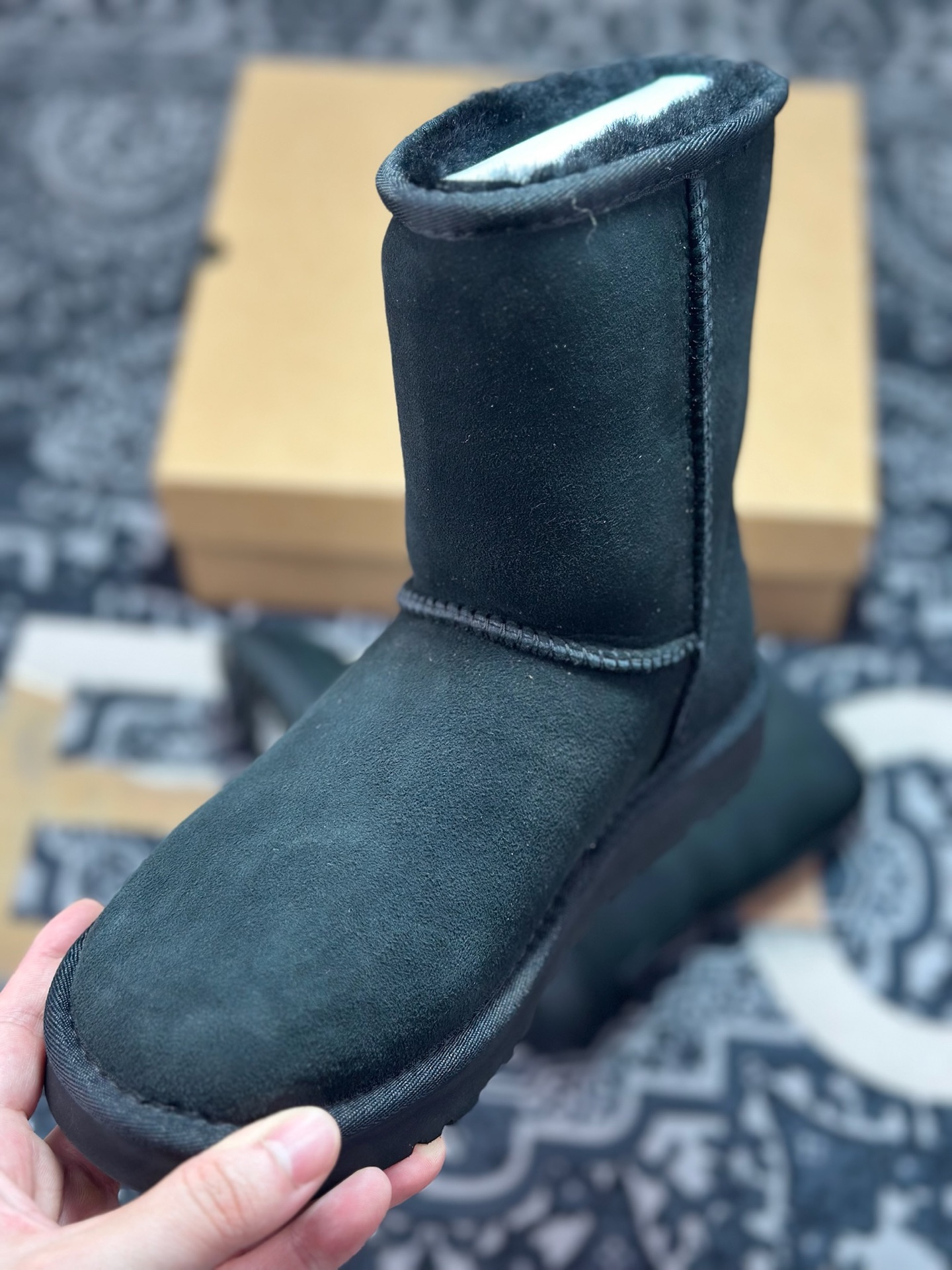 B2260 原装级别 UGG 经典中筒女鞋 黑色 秋冬羊皮毛一体雪地靴 1016223-BLK-Chinese UA Cheap High Quatity Brand Clothes Bags handbags Sneakers wholesale wholesaler seller from China Factory suppliers Fashion Clothing Shoes best Quality Beautiful Price B2260 原装级别 UGG 经典中筒女鞋 黑色 秋冬羊皮毛一体雪地靴 1016223-BLK