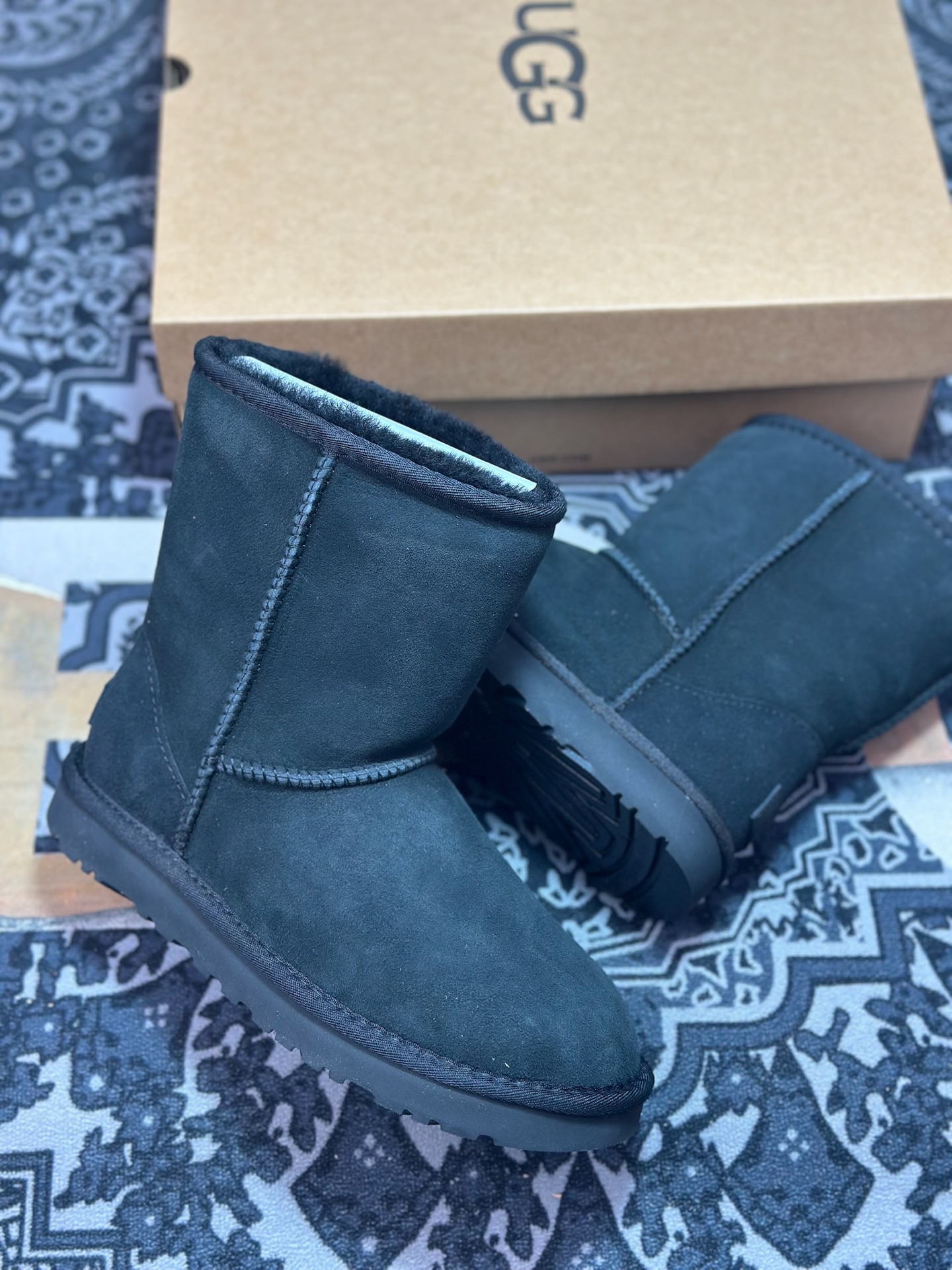 B2260 原装级别 UGG 经典中筒女鞋 黑色 秋冬羊皮毛一体雪地靴 1016223-BLK-Chinese UA Cheap High Quatity Brand Clothes Bags handbags Sneakers wholesale wholesaler seller from China Factory suppliers Fashion Clothing Shoes best Quality Beautiful Price B2260 原装级别 UGG 经典中筒女鞋 黑色 秋冬羊皮毛一体雪地靴 1016223-BLK