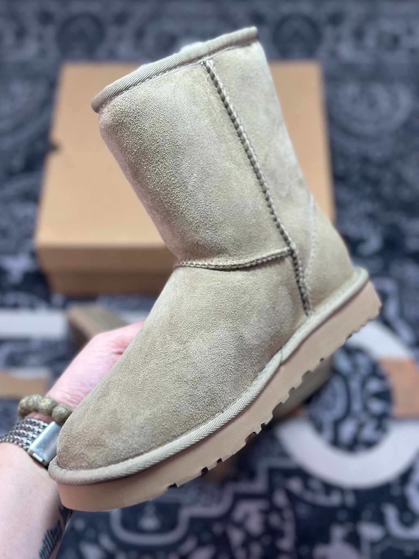 B2260 原装级别 UGG 经典中筒女鞋 棕色 秋冬羊皮毛一体雪地靴 1016223-BLK-Chinese UA Cheap High Quatity Brand Clothes Bags handbags Sneakers wholesale wholesaler seller from China Factory suppliers Fashion Clothing Shoes best Quality Beautiful Price B2260 原装级别 UGG 经典中筒女鞋 棕色 秋冬羊皮毛一体雪地靴 1016223-BLK