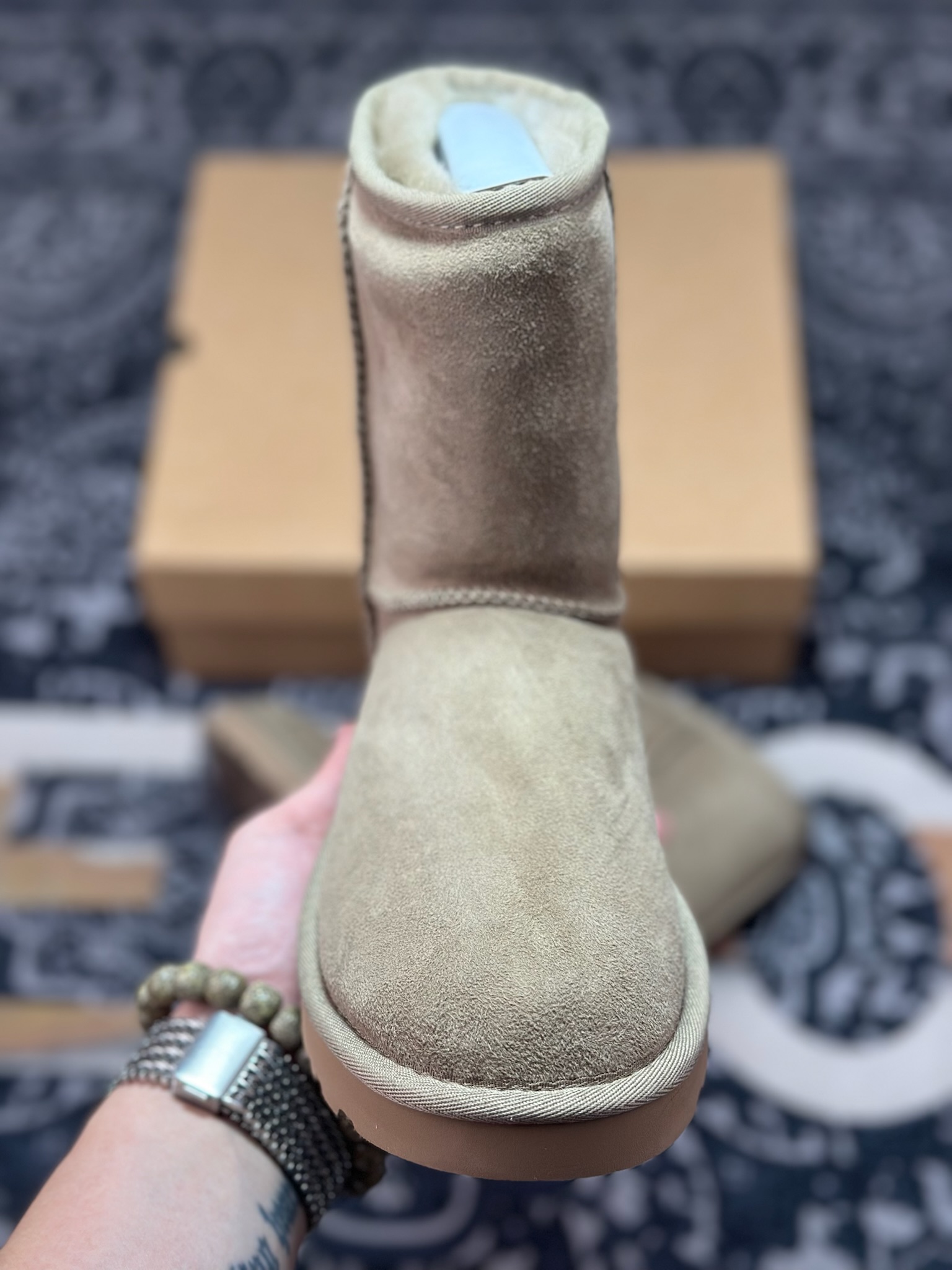 B2260 原装级别 UGG 经典中筒女鞋 棕色 秋冬羊皮毛一体雪地靴 1016223-BLK-Chinese UA Cheap High Quatity Brand Clothes Bags handbags Sneakers wholesale wholesaler seller from China Factory suppliers Fashion Clothing Shoes best Quality Beautiful Price B2260 原装级别 UGG 经典中筒女鞋 棕色 秋冬羊皮毛一体雪地靴 1016223-BLK