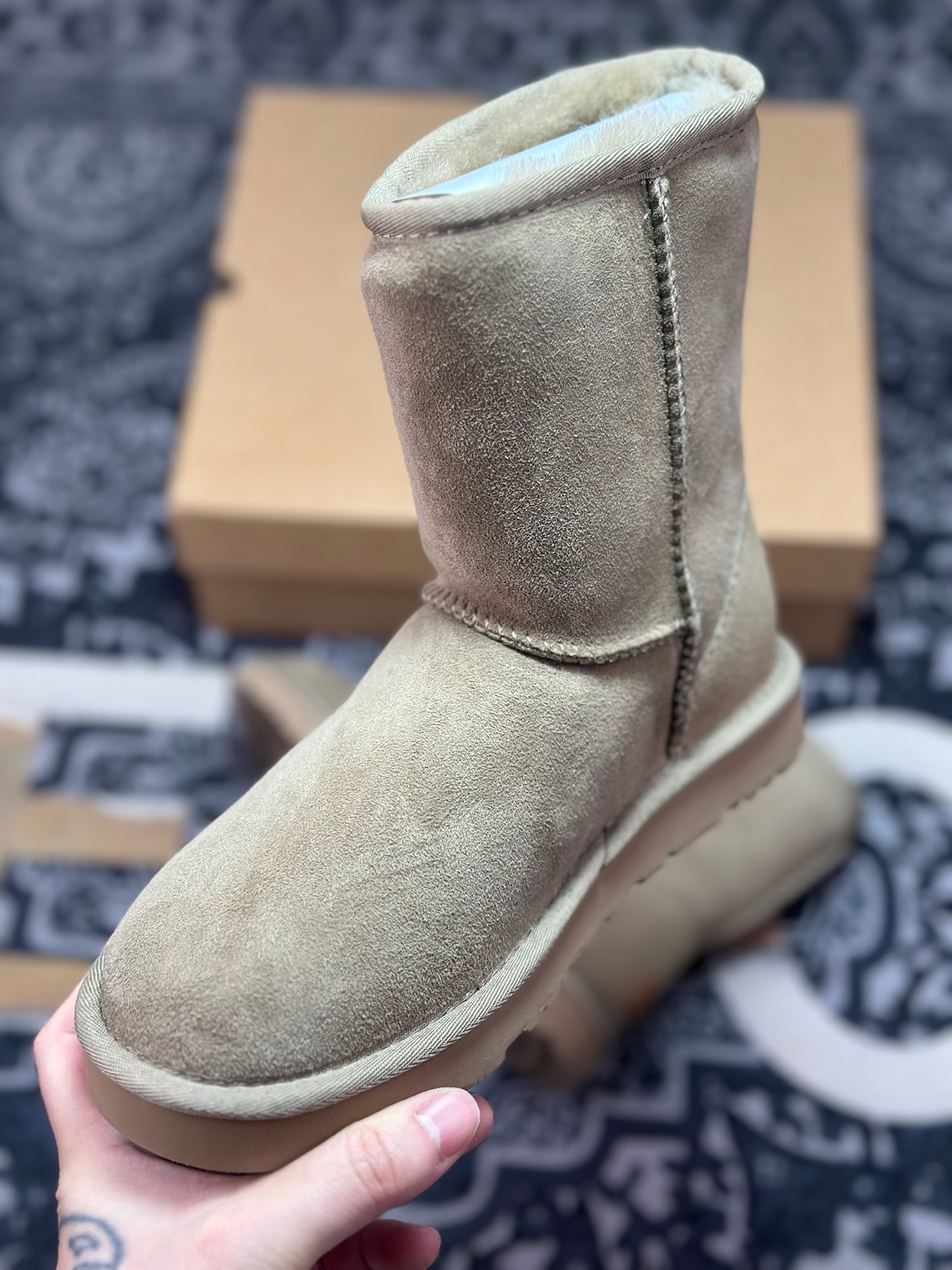 B2260 原装级别 UGG 经典中筒女鞋 棕色 秋冬羊皮毛一体雪地靴 1016223-BLK-Chinese UA Cheap High Quatity Brand Clothes Bags handbags Sneakers wholesale wholesaler seller from China Factory suppliers Fashion Clothing Shoes best Quality Beautiful Price B2260 原装级别 UGG 经典中筒女鞋 棕色 秋冬羊皮毛一体雪地靴 1016223-BLK