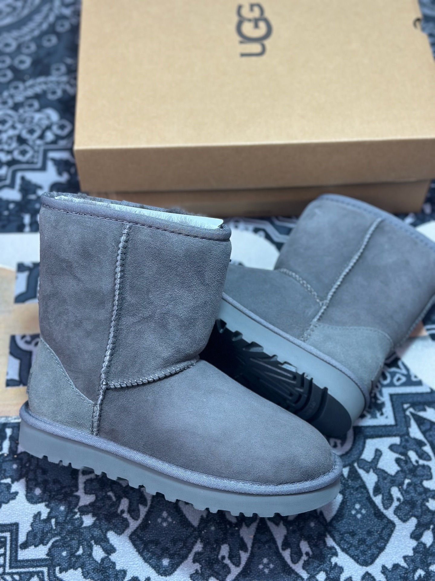 B2260 原装级别 UGG 经典中筒女鞋 灰色 秋冬羊皮毛一体雪地靴 1016223-BLK