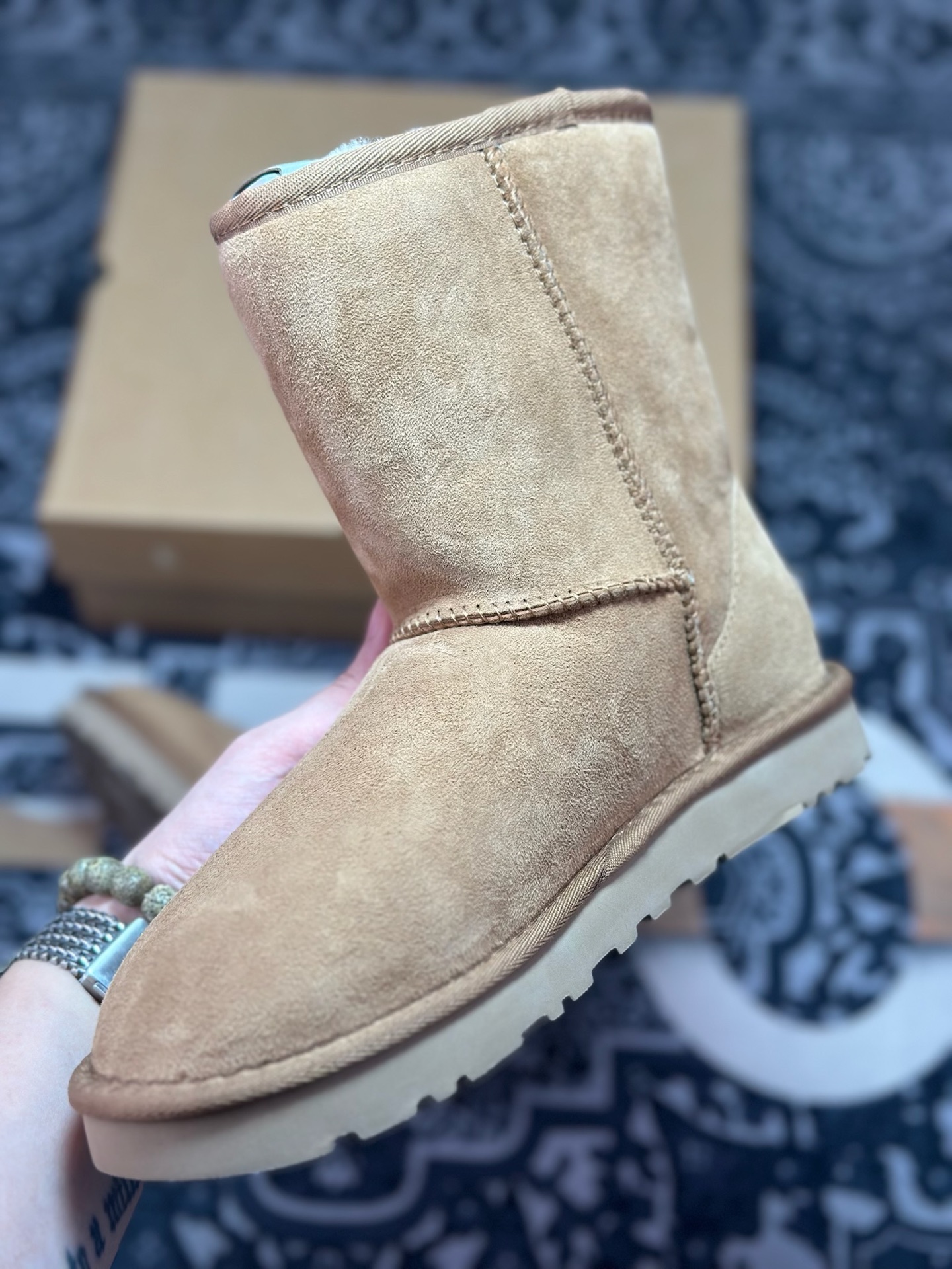 B2260 原装级别 UGG 经典中筒女鞋 栗色 秋冬羊皮毛一体雪地靴 1016223-BLK-Chinese UA Cheap High Quatity Brand Clothes Bags handbags Sneakers wholesale wholesaler seller from China Factory suppliers Fashion Clothing Shoes best Quality Beautiful Price B2260 原装级别 UGG 经典中筒女鞋 栗色 秋冬羊皮毛一体雪地靴 1016223-BLK