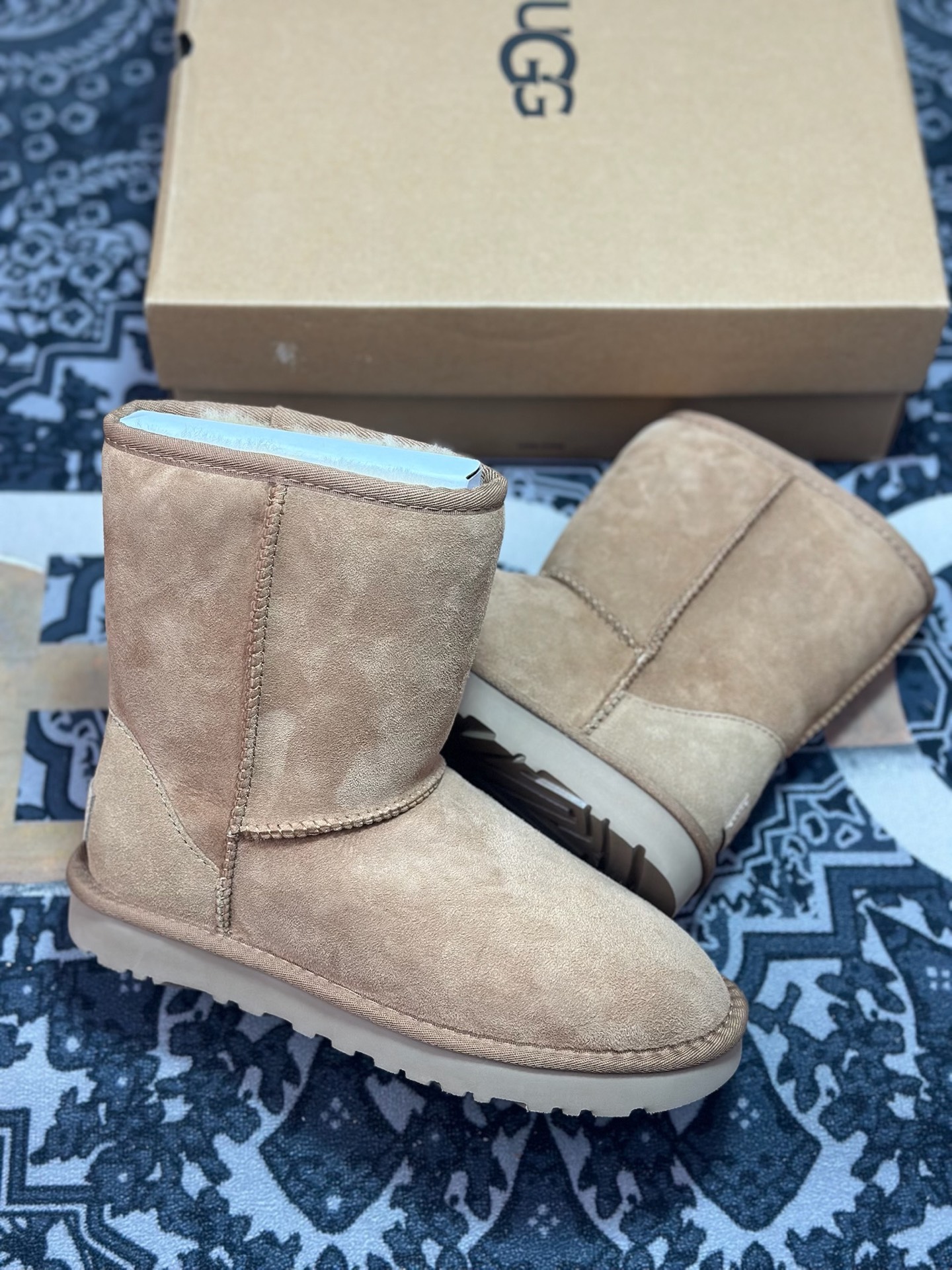 B2260 原装级别 UGG 经典中筒女鞋 栗色 秋冬羊皮毛一体雪地靴 1016223-BLK-Chinese UA Cheap High Quatity Brand Clothes Bags handbags Sneakers wholesale wholesaler seller from China Factory suppliers Fashion Clothing Shoes best Quality Beautiful Price B2260 原装级别 UGG 经典中筒女鞋 栗色 秋冬羊皮毛一体雪地靴 1016223-BLK