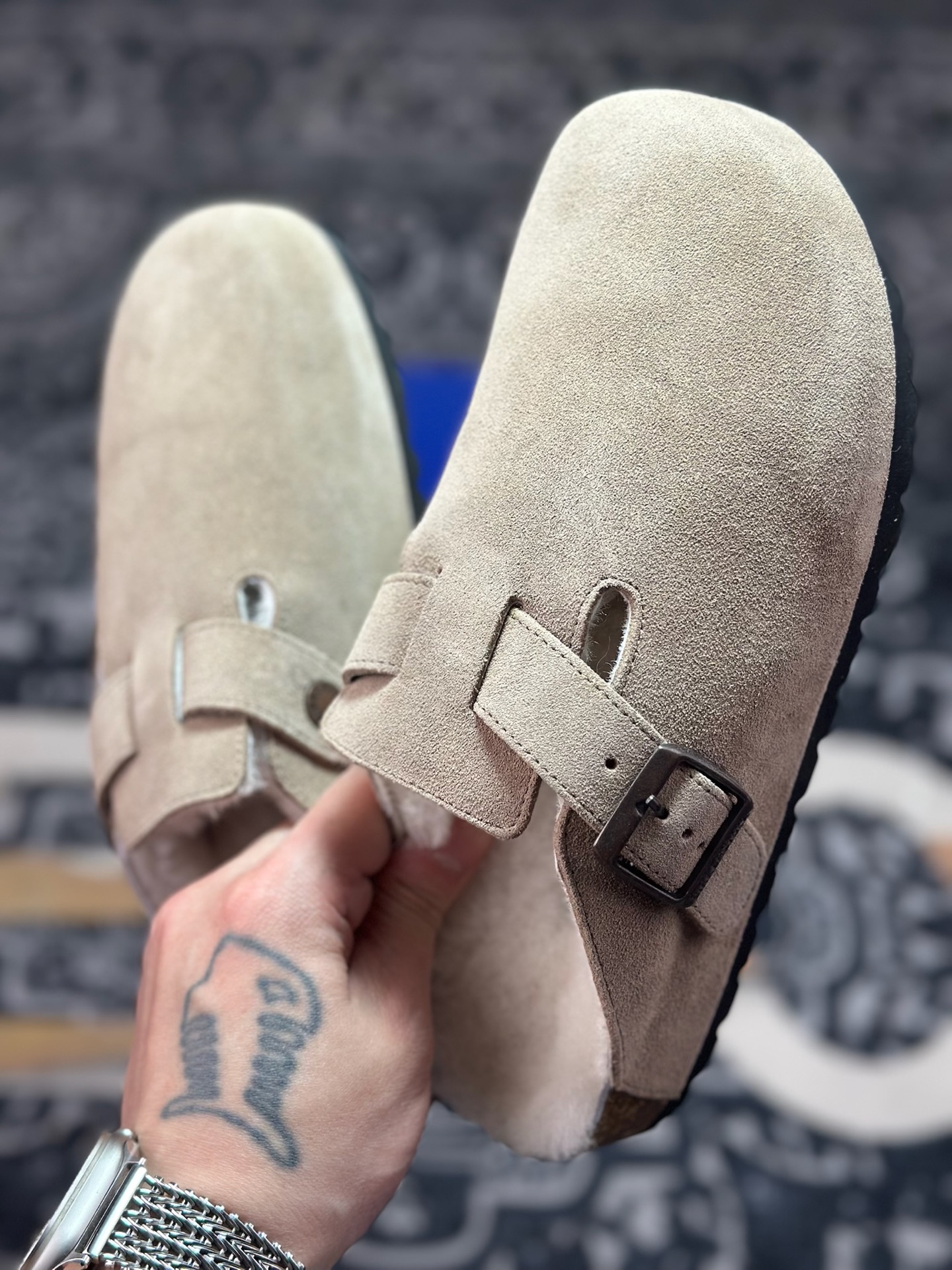 B1240 原装级别 勃肯 橄榄绿色加毛懒人拖鞋 博肯Birkenstock Birkenstock London Suede Leather 伦敦系列包头平底复古软木底休闲拖鞋-Chinese UA Cheap High Quatity Brand Clothes Bags handbags Sneakers wholesale wholesaler seller from China Factory suppliers Fashion Clothing Shoes best Quality Beautiful Price B1240 原装级别 勃肯 橄榄绿色加毛懒人拖鞋 博肯Birkenstock Birkenstock London Suede Leather 伦敦系列包头平底复古软木底休闲拖鞋