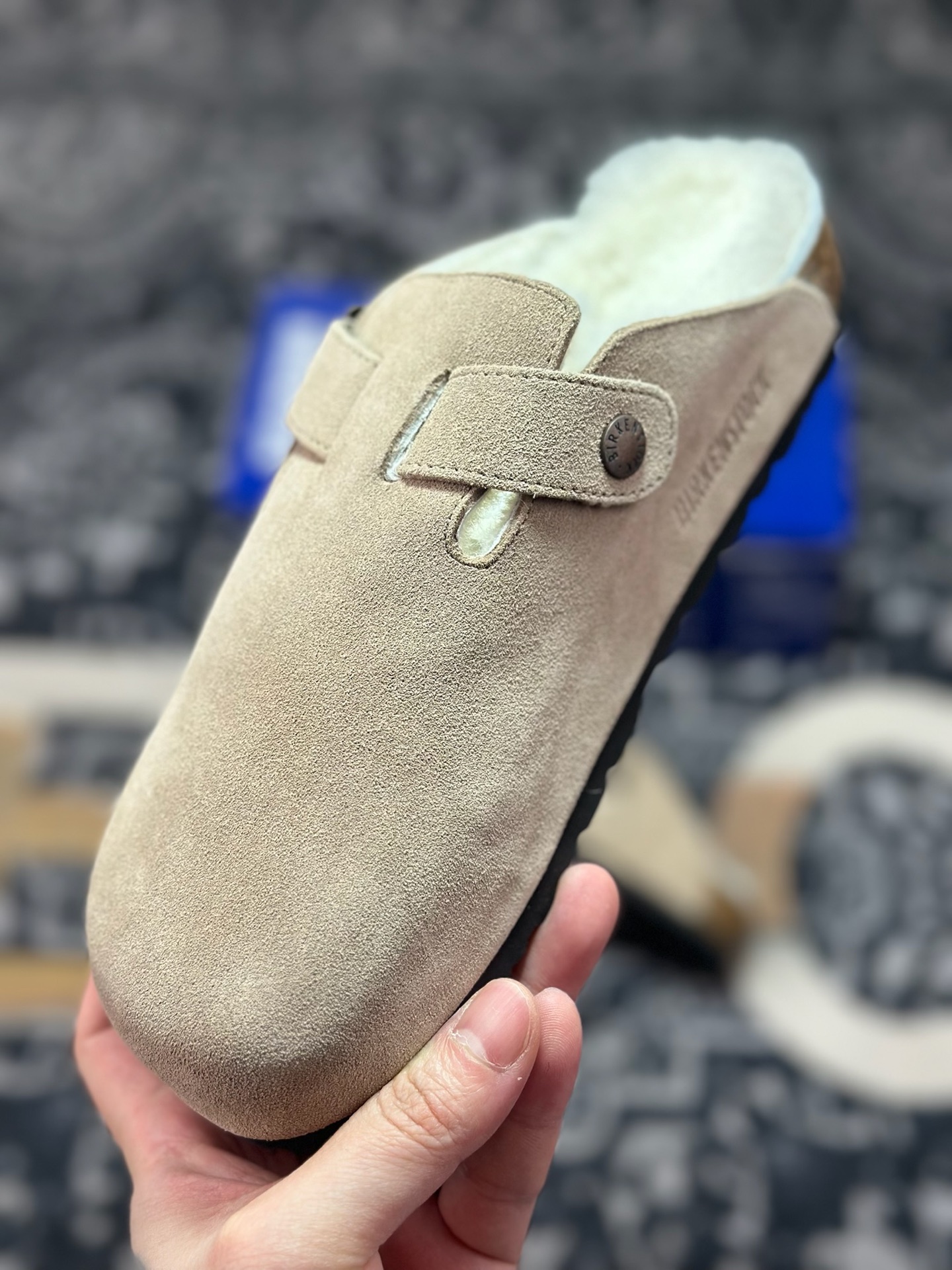 B1240 原装级别 勃肯 橄榄绿色加毛懒人拖鞋 博肯Birkenstock Birkenstock London Suede Leather 伦敦系列包头平底复古软木底休闲拖鞋-Chinese UA Cheap High Quatity Brand Clothes Bags handbags Sneakers wholesale wholesaler seller from China Factory suppliers Fashion Clothing Shoes best Quality Beautiful Price B1240 原装级别 勃肯 橄榄绿色加毛懒人拖鞋 博肯Birkenstock Birkenstock London Suede Leather 伦敦系列包头平底复古软木底休闲拖鞋