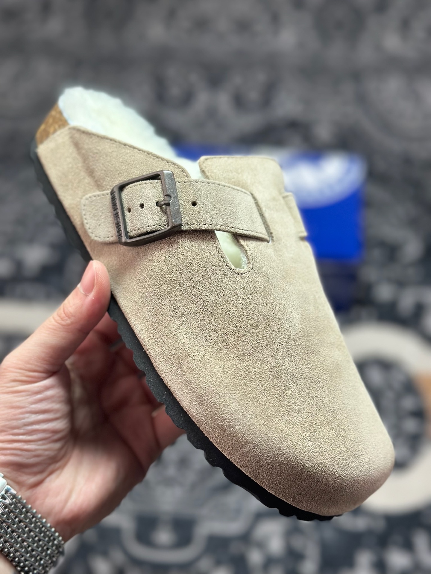 B1240 原装级别 勃肯 橄榄绿色加毛懒人拖鞋 博肯Birkenstock Birkenstock London Suede Leather 伦敦系列包头平底复古软木底休闲拖鞋-Chinese UA Cheap High Quatity Brand Clothes Bags handbags Sneakers wholesale wholesaler seller from China Factory suppliers Fashion Clothing Shoes best Quality Beautiful Price B1240 原装级别 勃肯 橄榄绿色加毛懒人拖鞋 博肯Birkenstock Birkenstock London Suede Leather 伦敦系列包头平底复古软木底休闲拖鞋