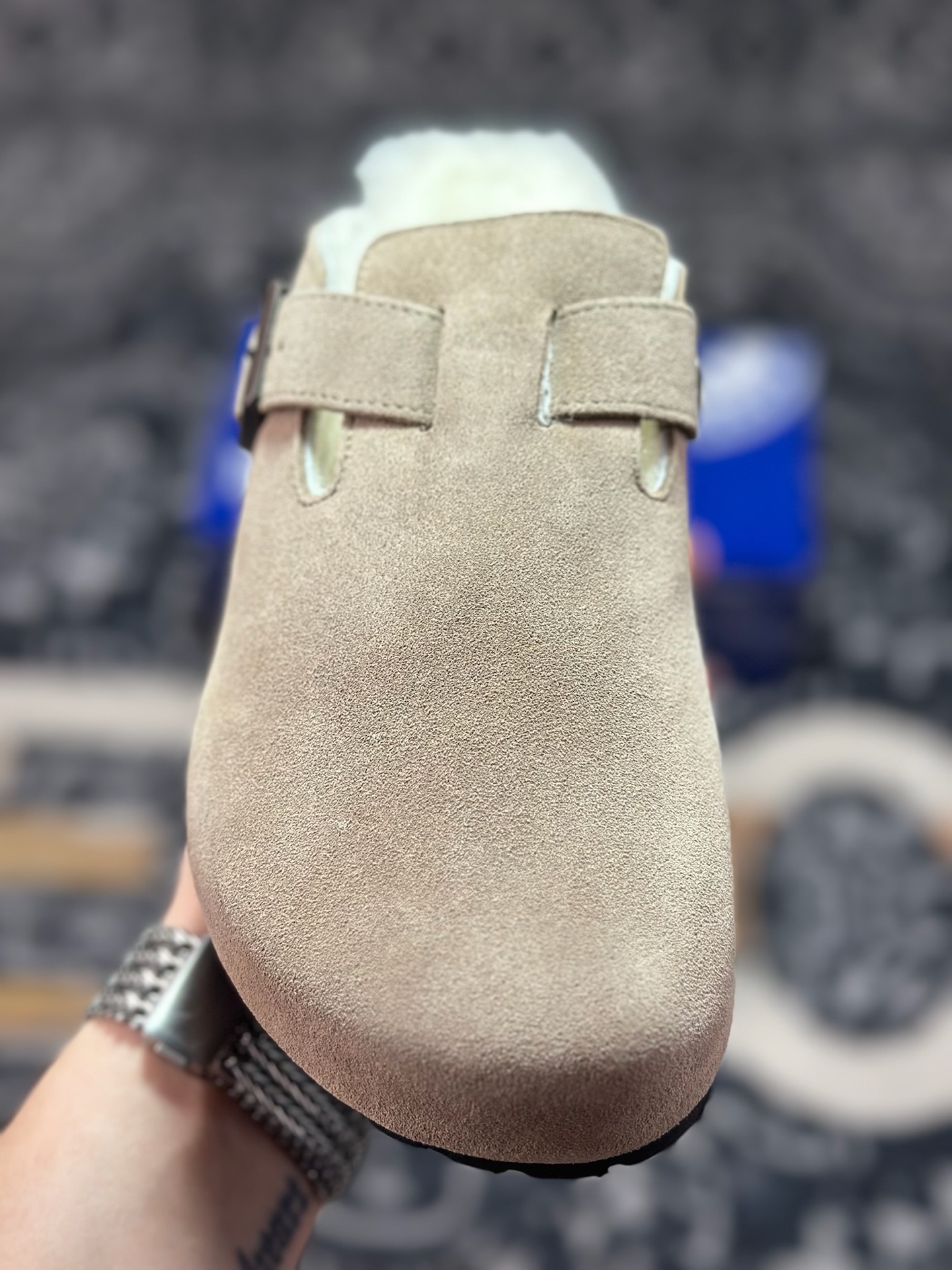 B1240 原装级别 勃肯 橄榄绿色加毛懒人拖鞋 博肯Birkenstock Birkenstock London Suede Leather 伦敦系列包头平底复古软木底休闲拖鞋-Chinese UA Cheap High Quatity Brand Clothes Bags handbags Sneakers wholesale wholesaler seller from China Factory suppliers Fashion Clothing Shoes best Quality Beautiful Price B1240 原装级别 勃肯 橄榄绿色加毛懒人拖鞋 博肯Birkenstock Birkenstock London Suede Leather 伦敦系列包头平底复古软木底休闲拖鞋