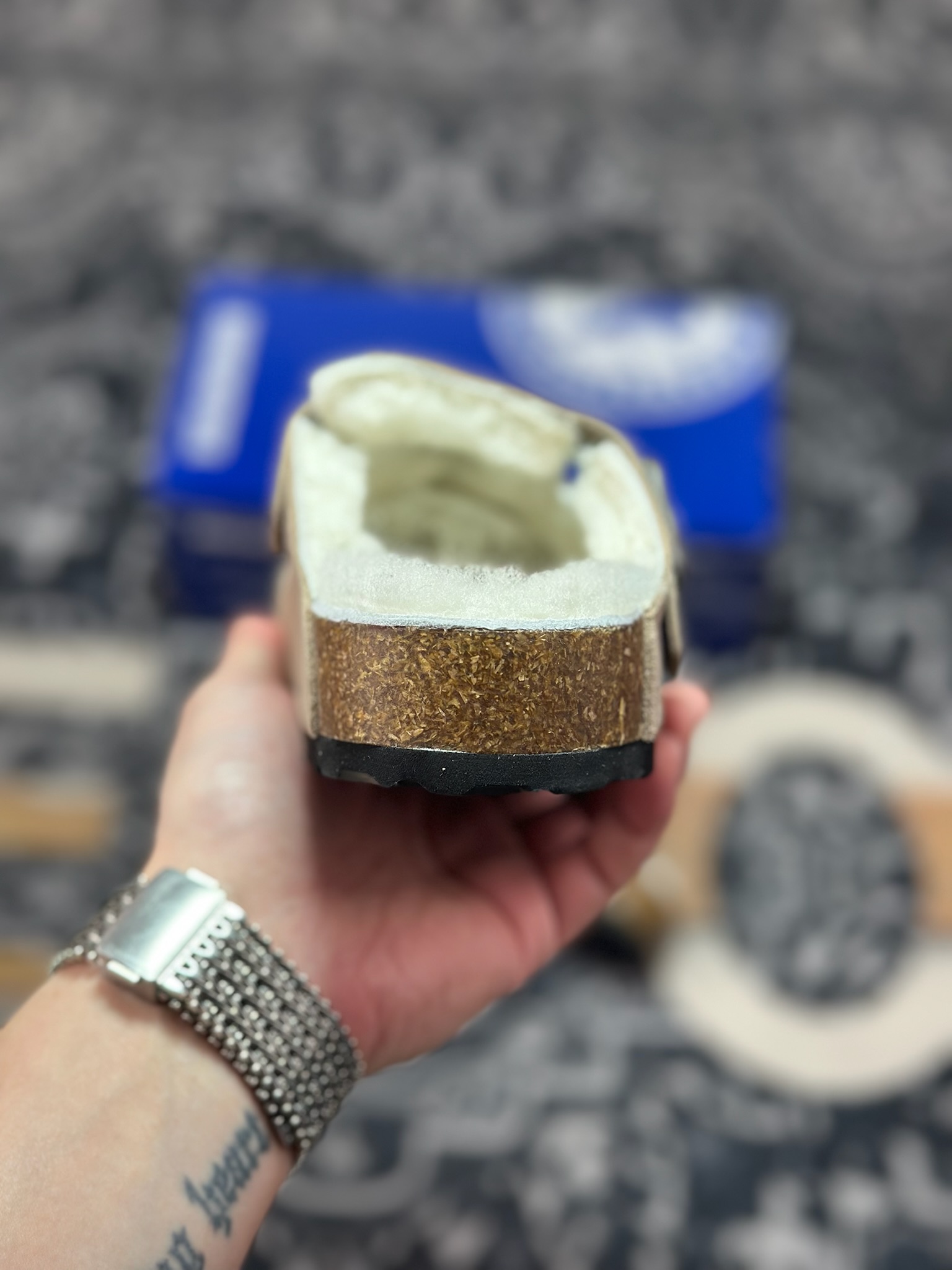 B1240 原装级别 勃肯 橄榄绿色加毛懒人拖鞋 博肯Birkenstock Birkenstock London Suede Leather 伦敦系列包头平底复古软木底休闲拖鞋-Chinese UA Cheap High Quatity Brand Clothes Bags handbags Sneakers wholesale wholesaler seller from China Factory suppliers Fashion Clothing Shoes best Quality Beautiful Price B1240 原装级别 勃肯 橄榄绿色加毛懒人拖鞋 博肯Birkenstock Birkenstock London Suede Leather 伦敦系列包头平底复古软木底休闲拖鞋