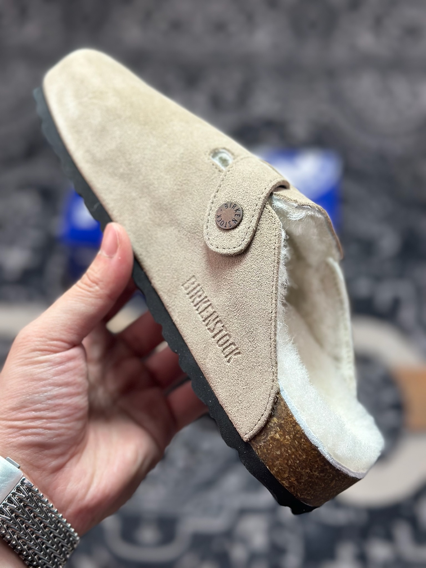 B1240 原装级别 勃肯 橄榄绿色加毛懒人拖鞋 博肯Birkenstock Birkenstock London Suede Leather 伦敦系列包头平底复古软木底休闲拖鞋-Chinese UA Cheap High Quatity Brand Clothes Bags handbags Sneakers wholesale wholesaler seller from China Factory suppliers Fashion Clothing Shoes best Quality Beautiful Price B1240 原装级别 勃肯 橄榄绿色加毛懒人拖鞋 博肯Birkenstock Birkenstock London Suede Leather 伦敦系列包头平底复古软木底休闲拖鞋