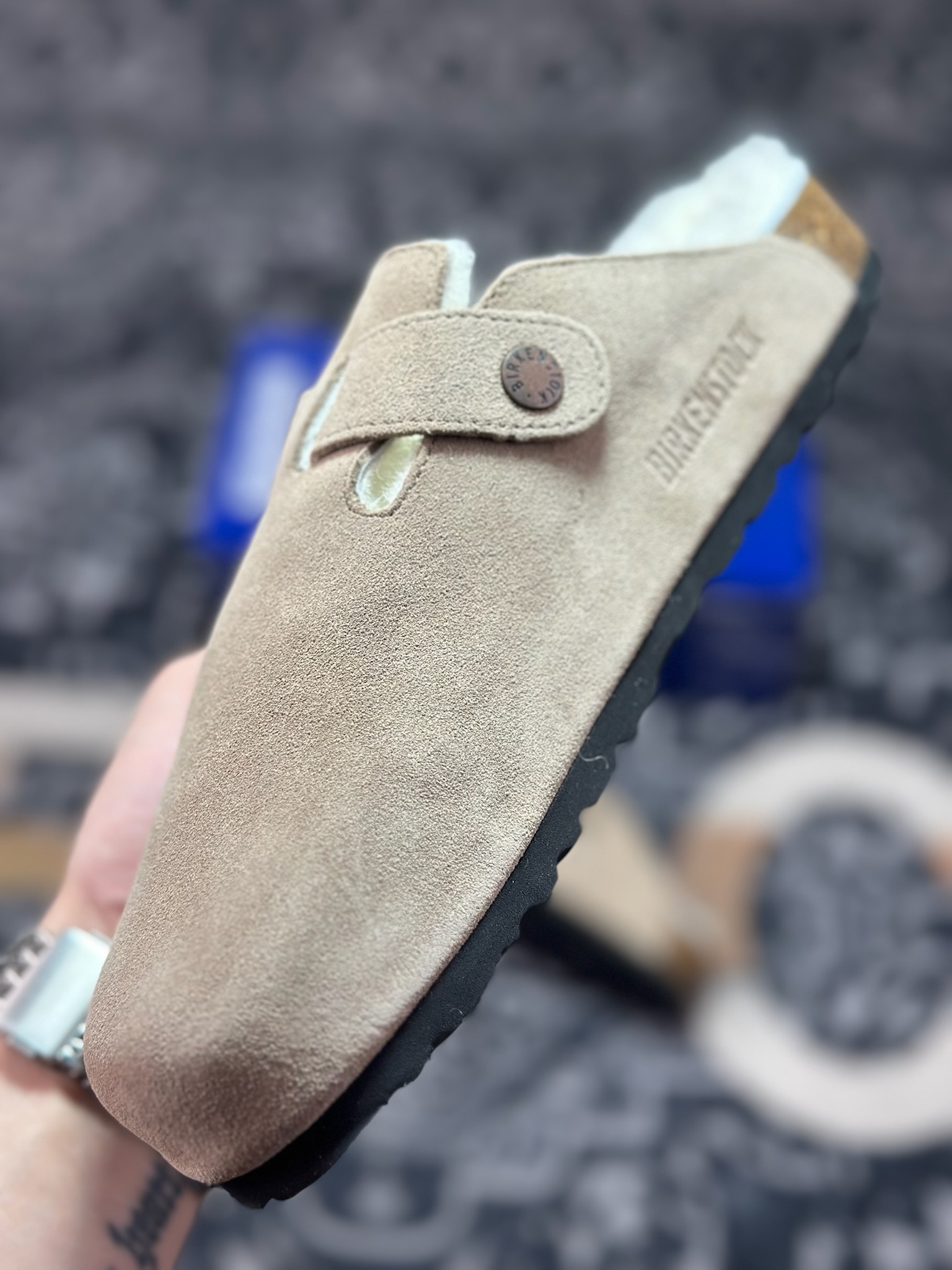 B1240 原装级别 勃肯 橄榄绿色加毛懒人拖鞋 博肯Birkenstock Birkenstock London Suede Leather 伦敦系列包头平底复古软木底休闲拖鞋-Chinese UA Cheap High Quatity Brand Clothes Bags handbags Sneakers wholesale wholesaler seller from China Factory suppliers Fashion Clothing Shoes best Quality Beautiful Price B1240 原装级别 勃肯 橄榄绿色加毛懒人拖鞋 博肯Birkenstock Birkenstock London Suede Leather 伦敦系列包头平底复古软木底休闲拖鞋