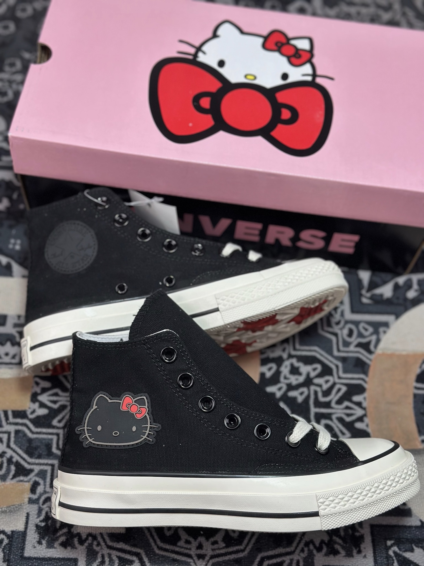 A3150 真标 Converse x Hello Kitty 联名款 在经典1970s鞋型上采用红 163902C