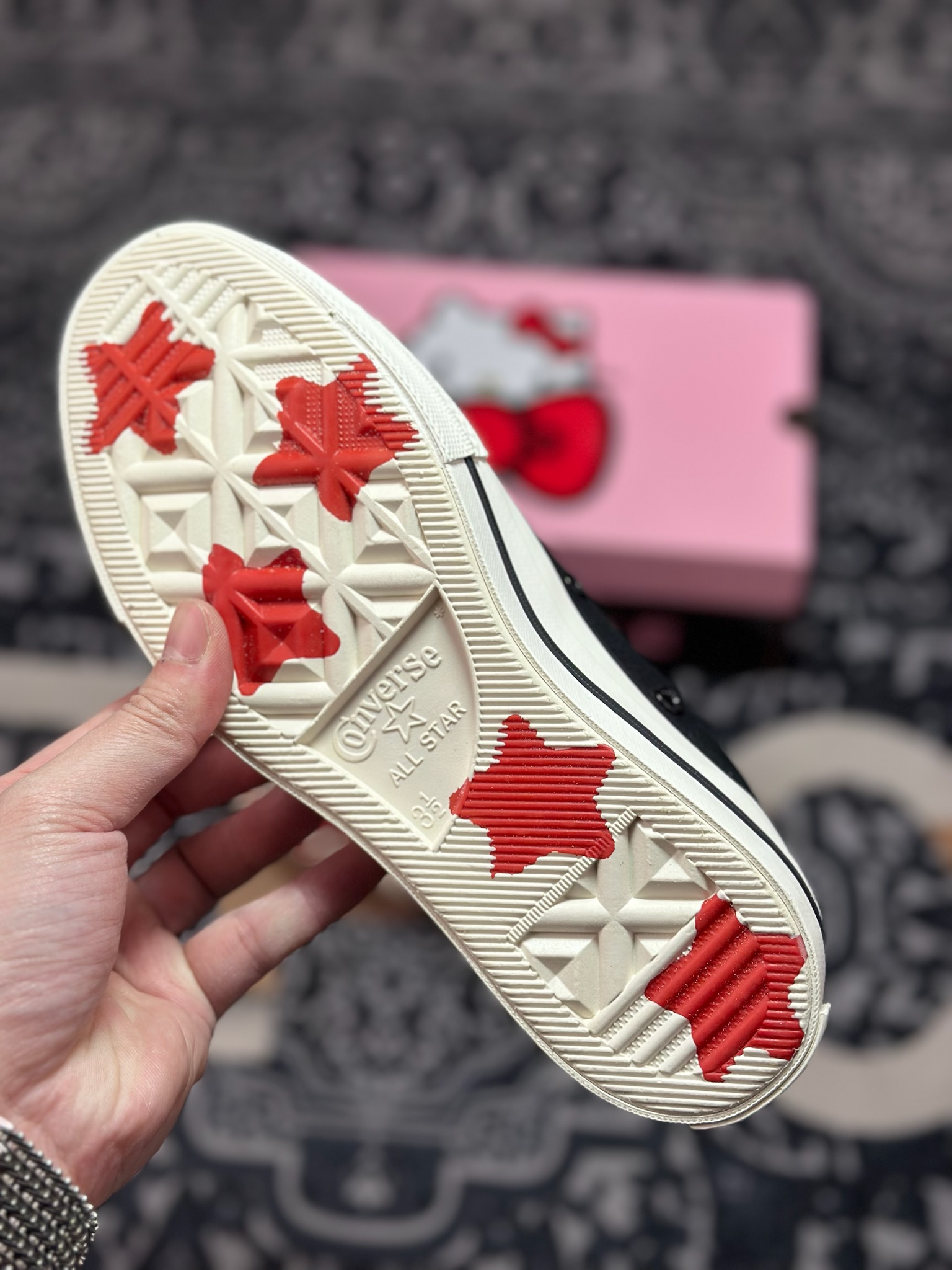 A3150 真标 Converse x Hello Kitty 联名款 在经典1970s鞋型上采用红 163902C