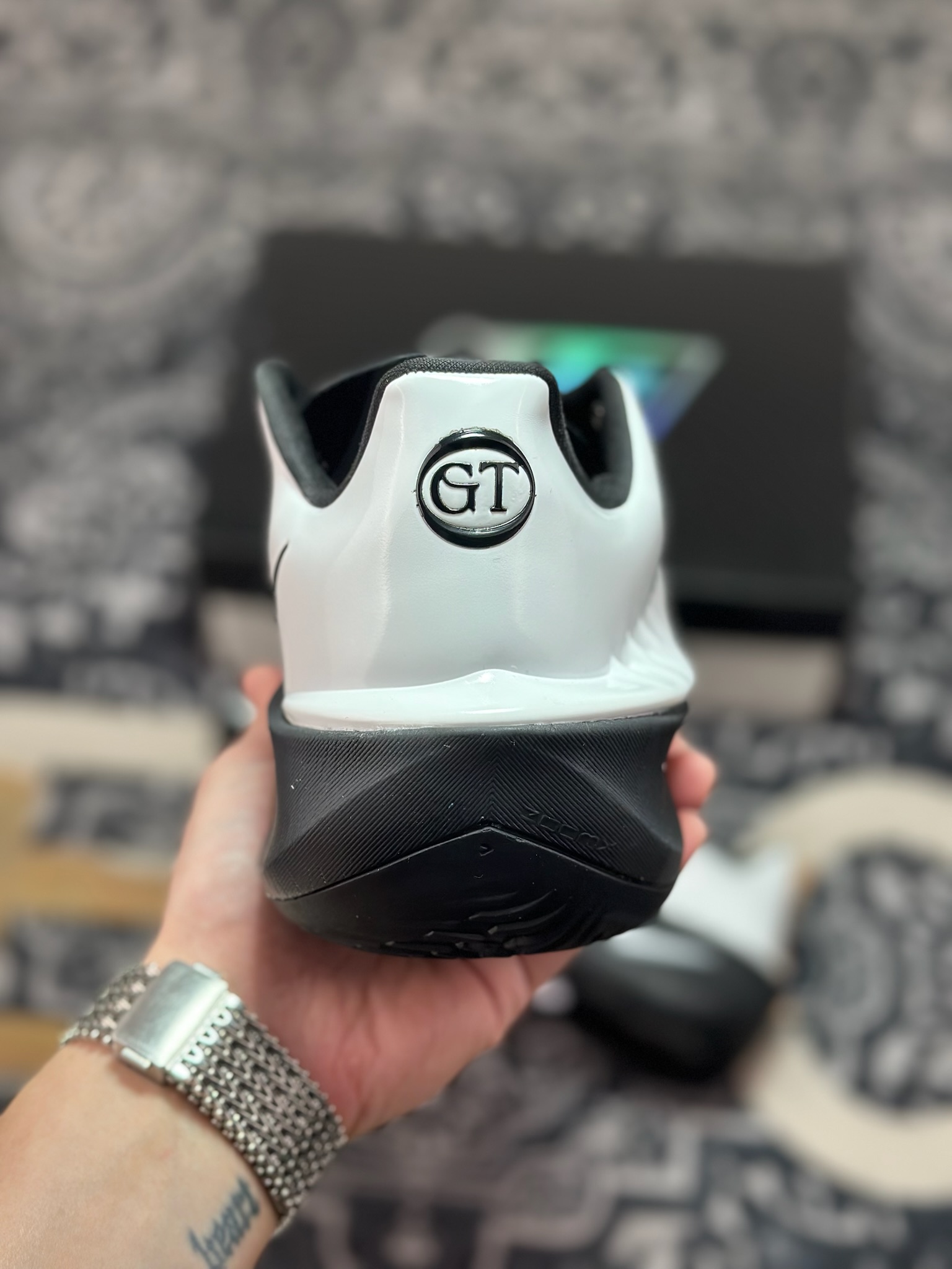 B2260 原装级别 专攻篮球实战系列版本 GT4代支线白白黑配色 HV9918-600