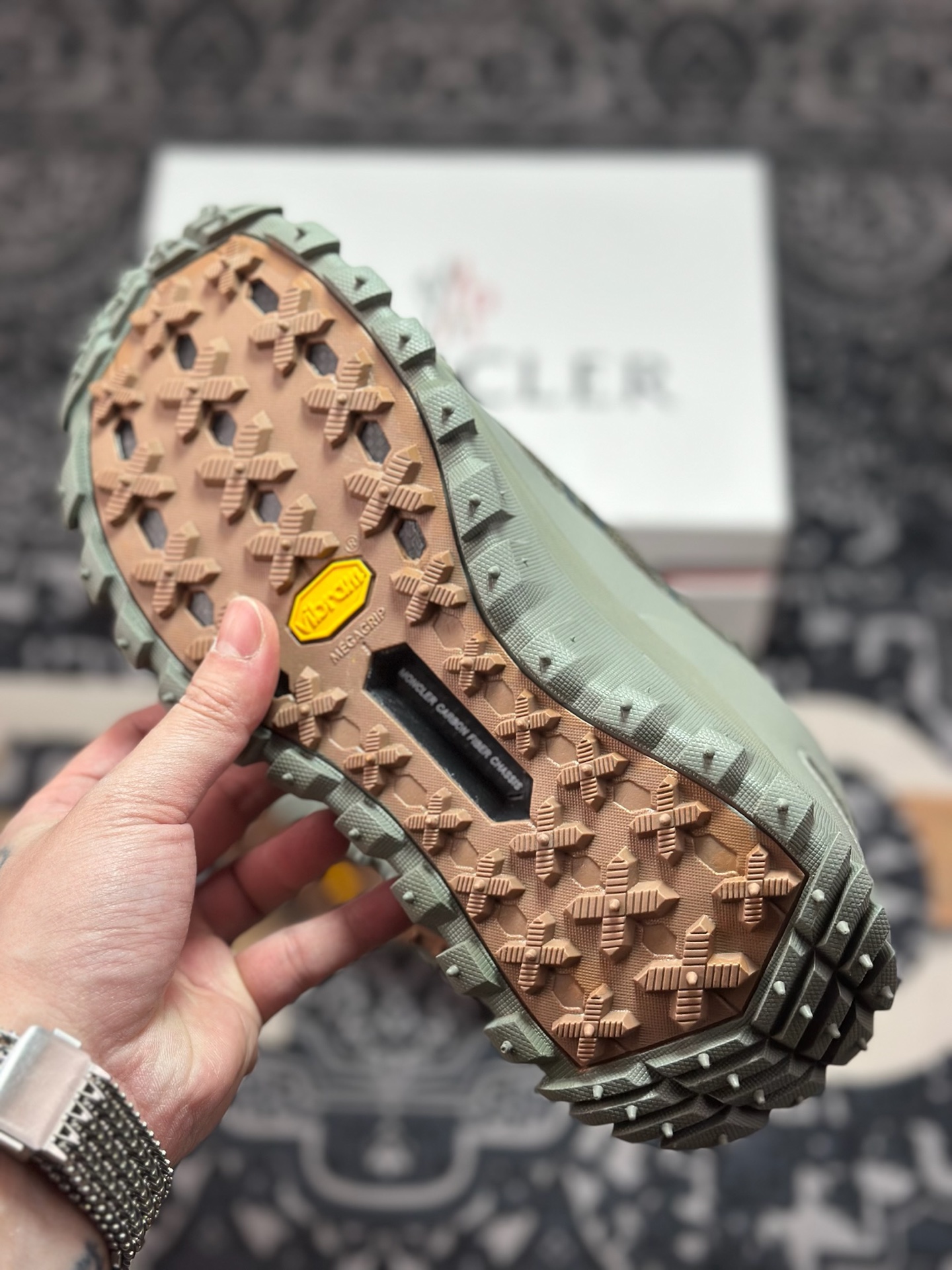 D2470 END. x Moncler Trailgrip Gore-Tex 越野旅行系列低帮厚底轻量户外登山运动鞋“做旧草绿”-Chinese UA Cheap High Quatity Brand Clothes Bags handbags Sneakers wholesale wholesaler seller from China Factory suppliers Fashion Clothing Shoes best Quality Beautiful Price D2470 END. x Moncler Trailgrip Gore-Tex 越野旅行系列低帮厚底轻量户外登山运动鞋“做旧草绿”