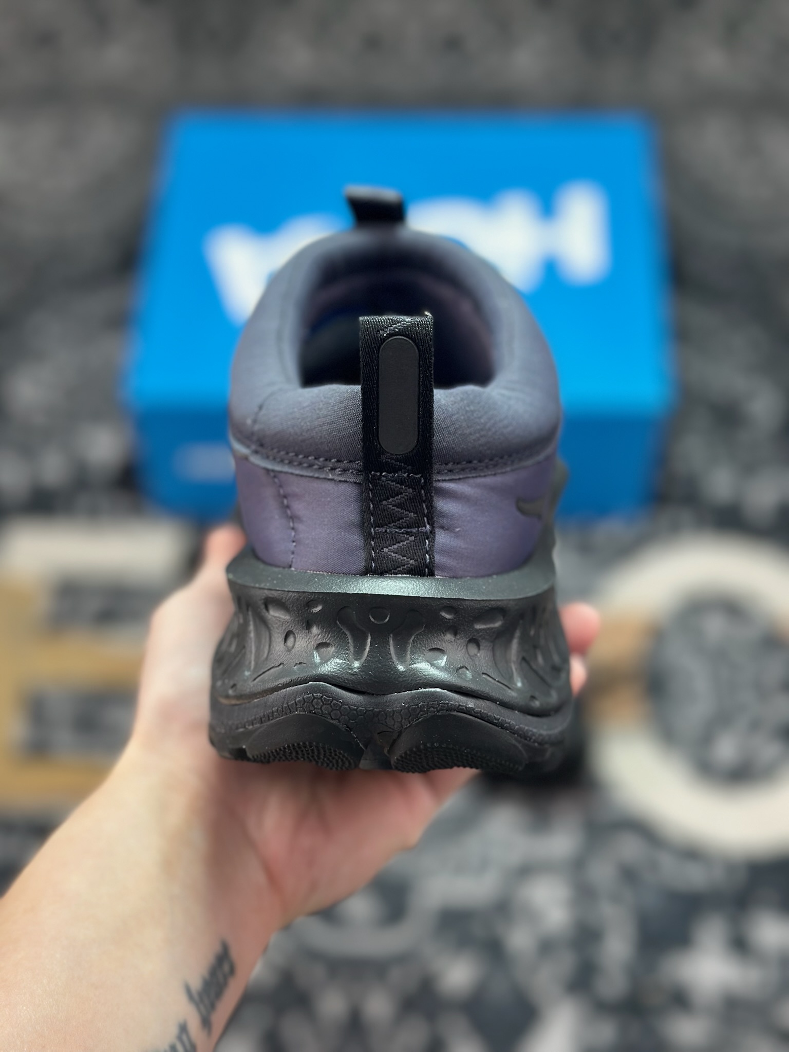 A9220 原装级别 HOKA ONE ONE Ora Primo 内里薄绒 秋冬季保暖半拖 这款鞋无论从脚感上 设计上都是顶流 极具穿搭属性 时尚感很足 外型设计相当的新颖 鞋面是有防水功能的 鞋底防滑效果也相当不错 并且有非常不错的增高效果 1141570-SQDN 尺码: 37-47&22-Chinese UA Cheap High Quatity Brand Clothes Bags handbags Sneakers wholesale wholesaler seller from China Factory suppliers Fashion Clothing Shoes best Quality Beautiful Price A9220 原装级别 HOKA ONE ONE Ora Primo 内里薄绒 秋冬季保暖半拖 这款鞋无论从脚感上 设计上都是顶流 极具穿搭属性 时尚感很足 外型设计相当的新颖 鞋面是有防水功能的 鞋底防滑效果也相当不错 并且有非常不错的增高效果 1141570-SQDN 尺码: 37-47&22