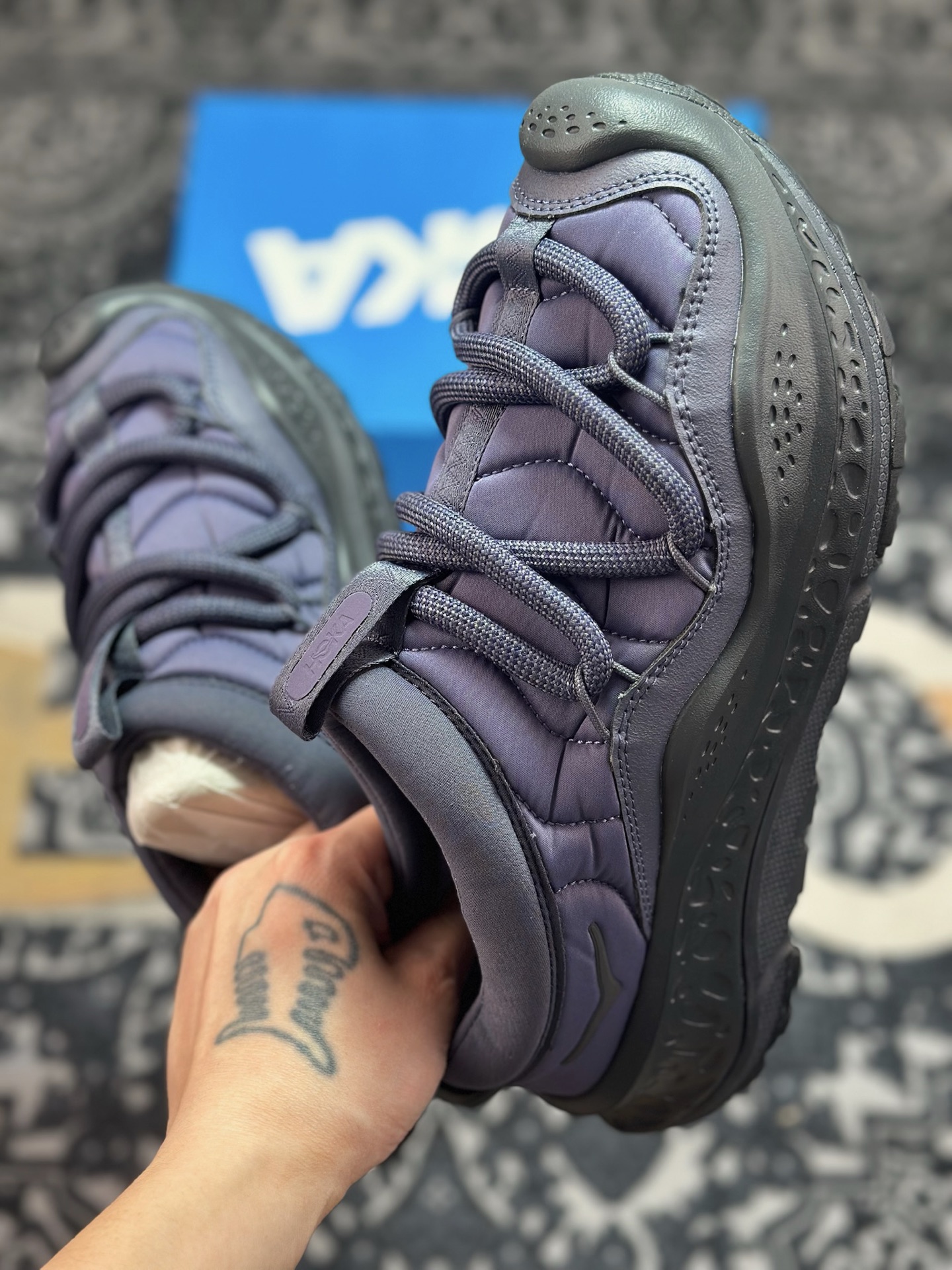 A9220 原装级别 HOKA ONE ONE Ora Primo 内里薄绒 秋冬季保暖半拖 这款鞋无论从脚感上 设计上都是顶流 极具穿搭属性 时尚感很足 外型设计相当的新颖 鞋面是有防水功能的 鞋底防滑效果也相当不错 并且有非常不错的增高效果 1141570-SQDN 尺码: 37-47&22-Chinese UA Cheap High Quatity Brand Clothes Bags handbags Sneakers wholesale wholesaler seller from China Factory suppliers Fashion Clothing Shoes best Quality Beautiful Price A9220 原装级别 HOKA ONE ONE Ora Primo 内里薄绒 秋冬季保暖半拖 这款鞋无论从脚感上 设计上都是顶流 极具穿搭属性 时尚感很足 外型设计相当的新颖 鞋面是有防水功能的 鞋底防滑效果也相当不错 并且有非常不错的增高效果 1141570-SQDN 尺码: 37-47&22