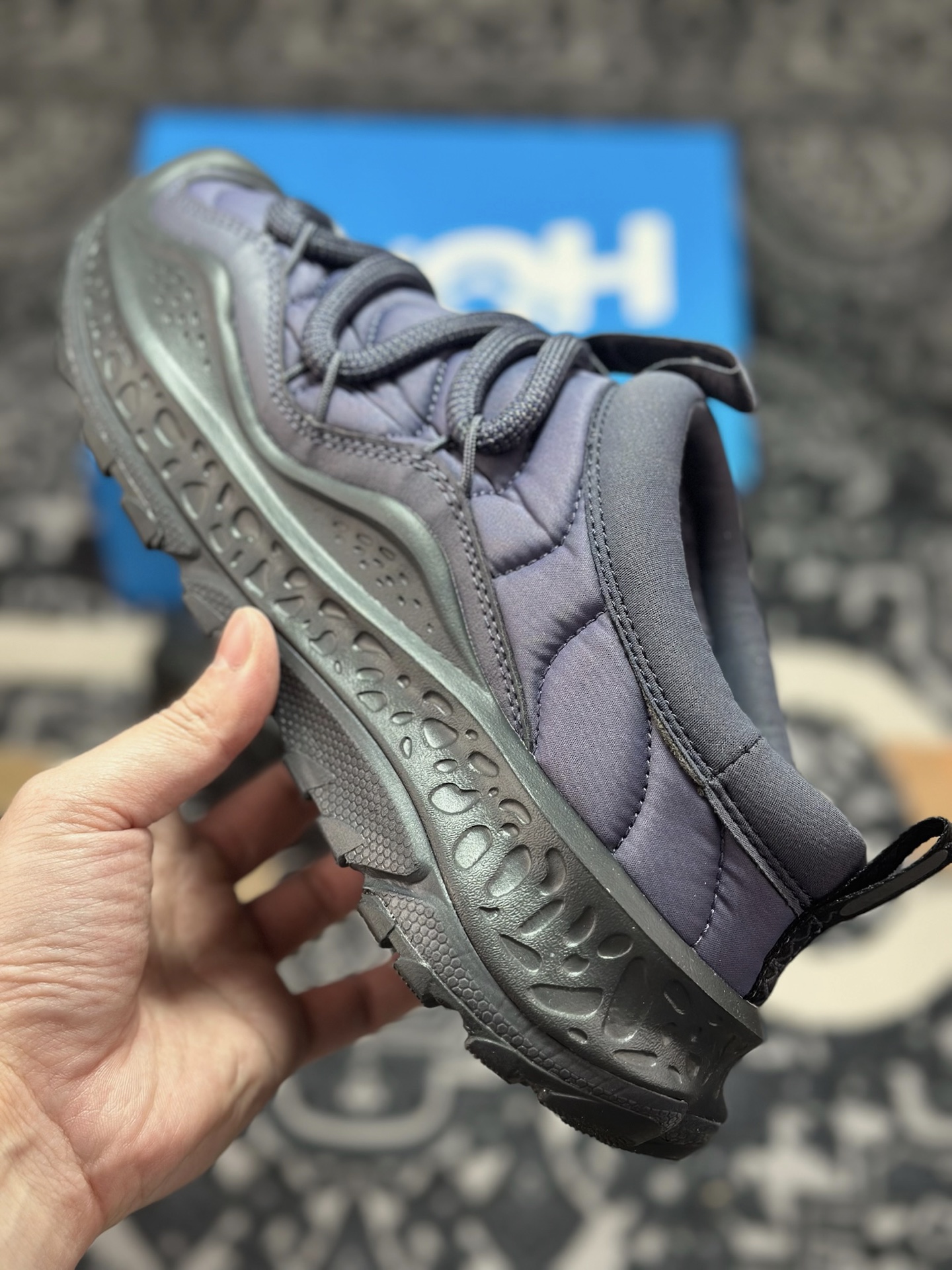 A9220 原装级别 HOKA ONE ONE Ora Primo 内里薄绒 秋冬季保暖半拖 这款鞋无论从脚感上 设计上都是顶流 极具穿搭属性 时尚感很足 外型设计相当的新颖 鞋面是有防水功能的 鞋底防滑效果也相当不错 并且有非常不错的增高效果 1141570-SQDN 尺码: 37-47&22-Chinese UA Cheap High Quatity Brand Clothes Bags handbags Sneakers wholesale wholesaler seller from China Factory suppliers Fashion Clothing Shoes best Quality Beautiful Price A9220 原装级别 HOKA ONE ONE Ora Primo 内里薄绒 秋冬季保暖半拖 这款鞋无论从脚感上 设计上都是顶流 极具穿搭属性 时尚感很足 外型设计相当的新颖 鞋面是有防水功能的 鞋底防滑效果也相当不错 并且有非常不错的增高效果 1141570-SQDN 尺码: 37-47&22