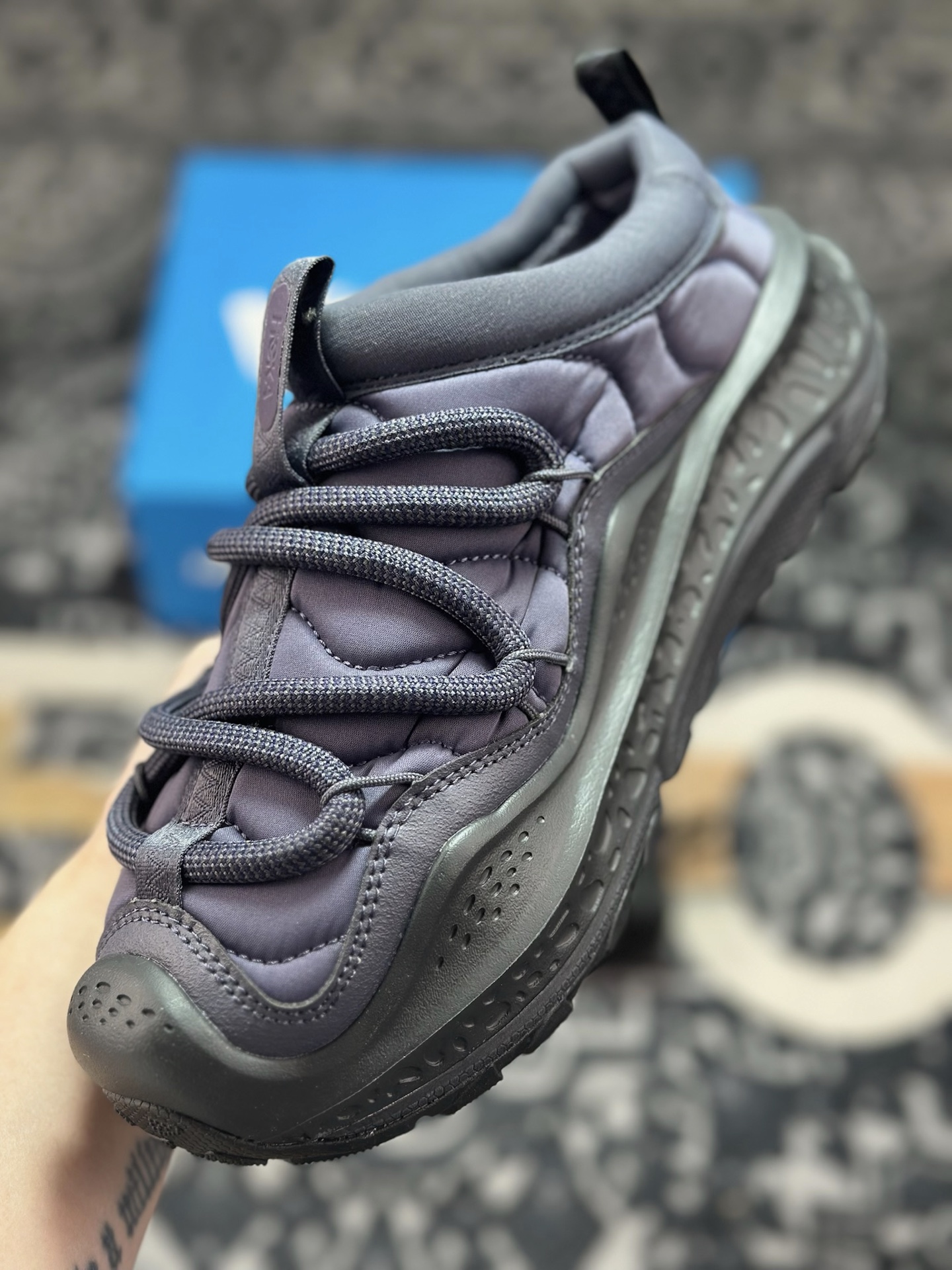 A9220 原装级别 HOKA ONE ONE Ora Primo 内里薄绒 秋冬季保暖半拖 这款鞋无论从脚感上 设计上都是顶流 极具穿搭属性 时尚感很足 外型设计相当的新颖 鞋面是有防水功能的 鞋底防滑效果也相当不错 并且有非常不错的增高效果 1141570-SQDN 尺码: 37-47&22-Chinese UA Cheap High Quatity Brand Clothes Bags handbags Sneakers wholesale wholesaler seller from China Factory suppliers Fashion Clothing Shoes best Quality Beautiful Price A9220 原装级别 HOKA ONE ONE Ora Primo 内里薄绒 秋冬季保暖半拖 这款鞋无论从脚感上 设计上都是顶流 极具穿搭属性 时尚感很足 外型设计相当的新颖 鞋面是有防水功能的 鞋底防滑效果也相当不错 并且有非常不错的增高效果 1141570-SQDN 尺码: 37-47&22