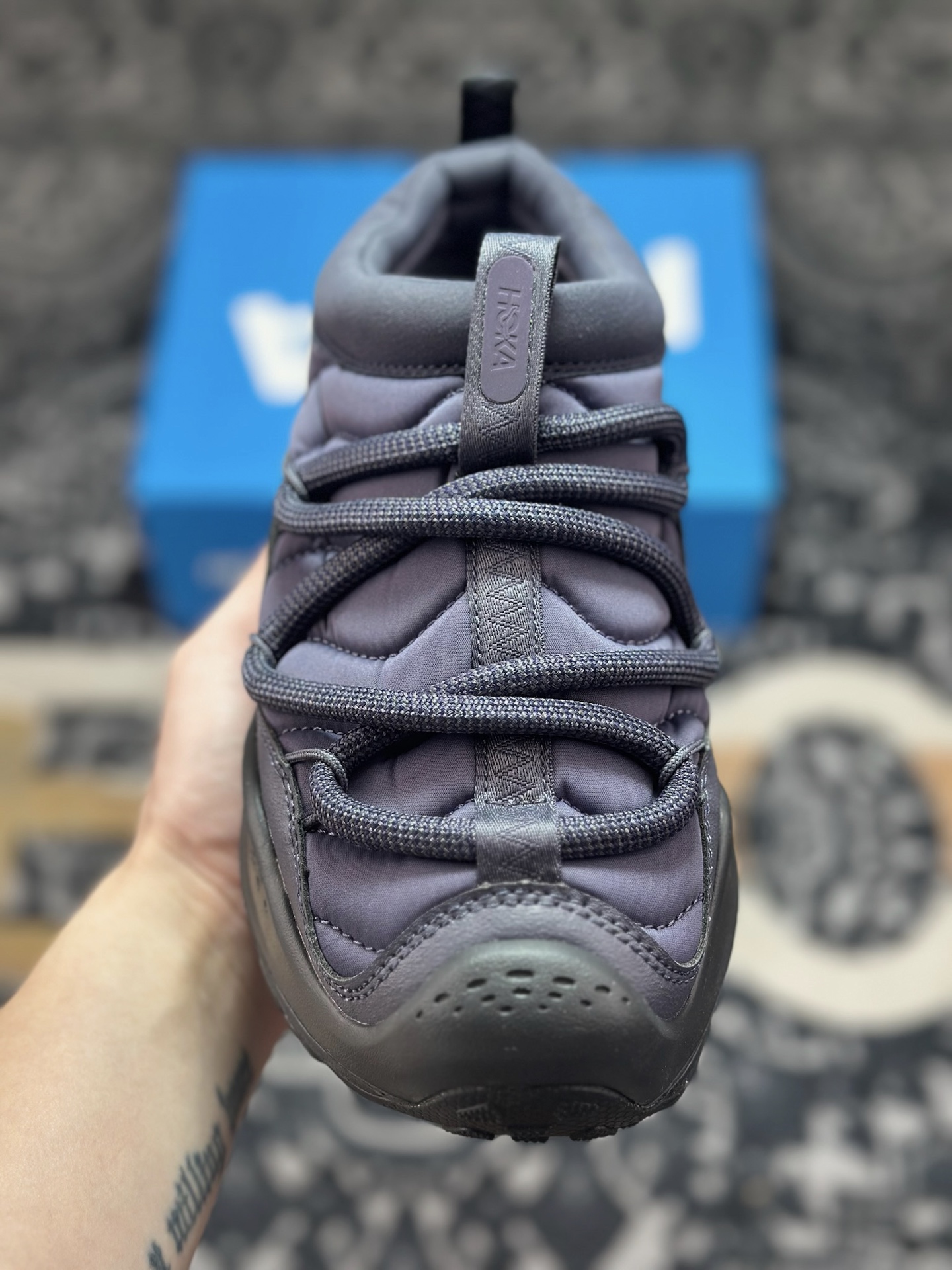 A9220 原装级别 HOKA ONE ONE Ora Primo 内里薄绒 秋冬季保暖半拖 这款鞋无论从脚感上 设计上都是顶流 极具穿搭属性 时尚感很足 外型设计相当的新颖 鞋面是有防水功能的 鞋底防滑效果也相当不错 并且有非常不错的增高效果 1141570-SQDN 尺码: 37-47&22-Chinese UA Cheap High Quatity Brand Clothes Bags handbags Sneakers wholesale wholesaler seller from China Factory suppliers Fashion Clothing Shoes best Quality Beautiful Price A9220 原装级别 HOKA ONE ONE Ora Primo 内里薄绒 秋冬季保暖半拖 这款鞋无论从脚感上 设计上都是顶流 极具穿搭属性 时尚感很足 外型设计相当的新颖 鞋面是有防水功能的 鞋底防滑效果也相当不错 并且有非常不错的增高效果 1141570-SQDN 尺码: 37-47&22