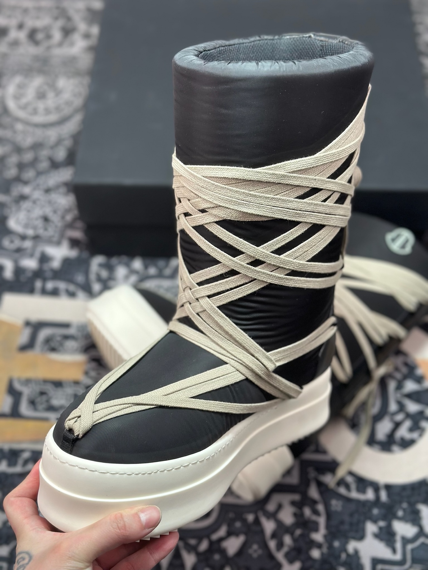 优选 原装级别 Rick Owens x Moncler 盟可睐/蒙口 瑞克欧文斯 蒙口联名款 圆筒雪地靴-Top High Quatity Cheap Sneakers Fashion Clothing Clothes Bags handbags Shoes of all Brand wholesale With The best Quality And Beautiful Price from China Factory Chinese suppliers wholesaler seller 优选 原装级别 Rick Owens x Moncler 盟可睐/蒙口 瑞克欧文斯 蒙口联名款 圆筒雪地靴