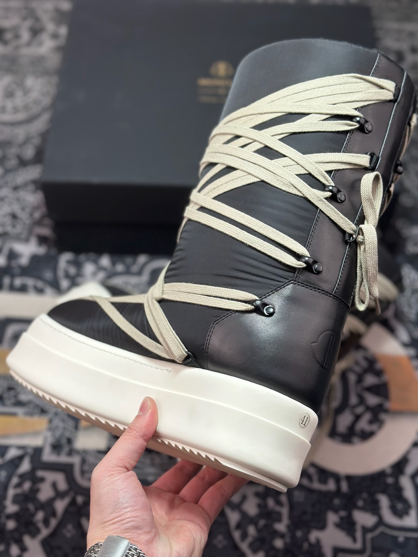 优选 原装级别 Rick Owens x Moncler 盟可睐/蒙口 瑞克欧文斯 蒙口联名款 圆筒雪地靴-Top High Quatity Cheap Sneakers Fashion Clothing Clothes Bags handbags Shoes of all Brand wholesale With The best Quality And Beautiful Price from China Factory Chinese suppliers wholesaler seller 优选 原装级别 Rick Owens x Moncler 盟可睐/蒙口 瑞克欧文斯 蒙口联名款 圆筒雪地靴