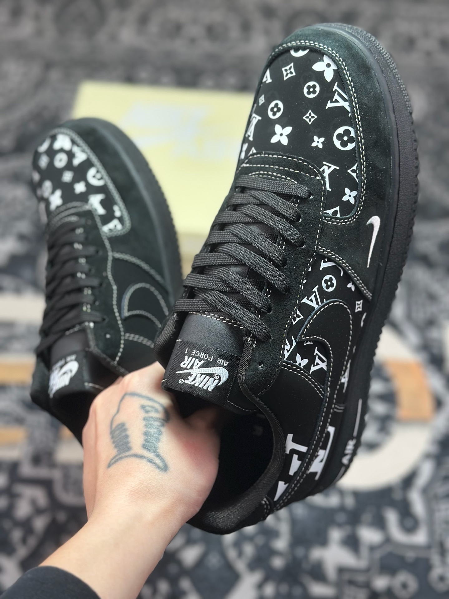 原装级别 Nike Air Force 1'07 Low LV联名 黑色 空军一号低帮休闲板鞋 SS1979-001-莆田鞋,莆田鞋货源,高仿鞋,高仿鞋货源,安福档口,莆田高仿鞋,莆田鞋批发,高仿鞋批发,莆田高仿运动鞋,高仿运动鞋,莆田运动鞋 原装级别 Nike Air Force 1'07 Low LV联名 黑色 空军一号低帮休闲板鞋 SS1979-001