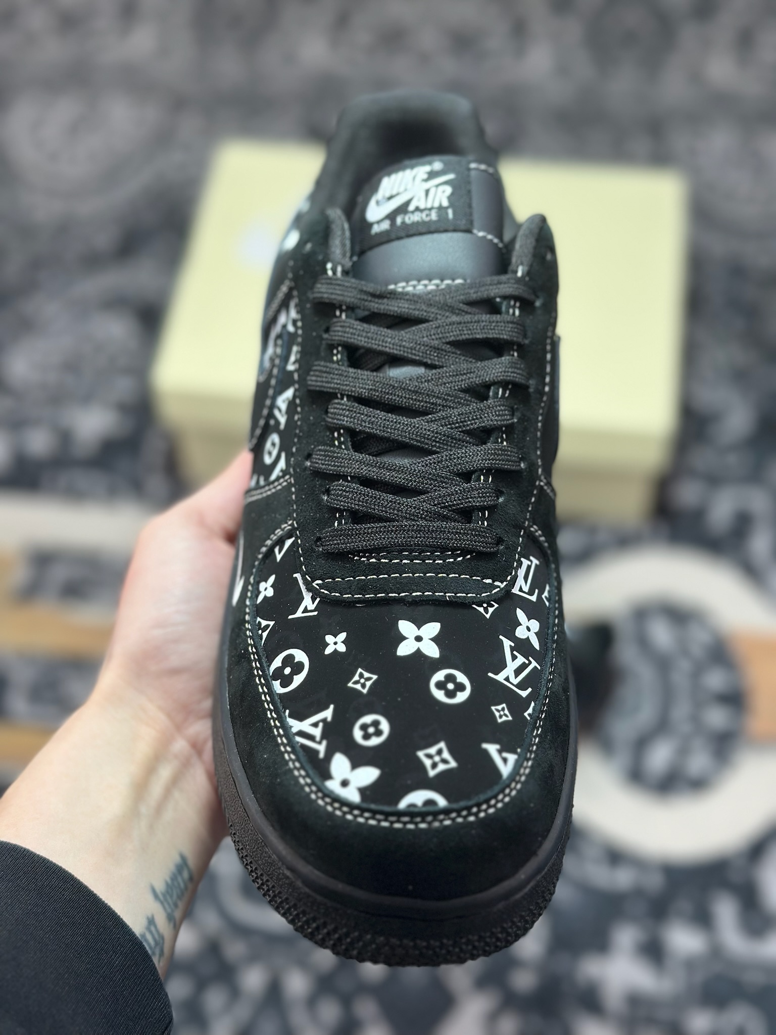 原装级别 Nike Air Force 1'07 Low LV联名 黑色 空军一号低帮休闲板鞋 SS1979-001-莆田鞋,莆田鞋货源,高仿鞋,高仿鞋货源,安福档口,莆田高仿鞋,莆田鞋批发,高仿鞋批发,莆田高仿运动鞋,高仿运动鞋,莆田运动鞋 原装级别 Nike Air Force 1'07 Low LV联名 黑色 空军一号低帮休闲板鞋 SS1979-001