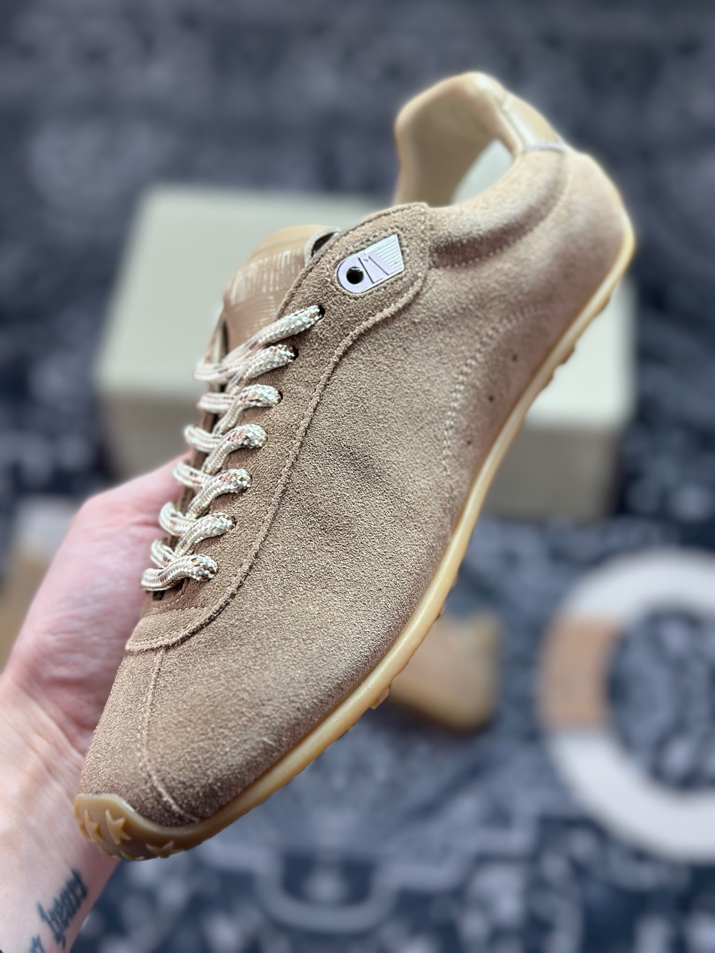优选 原装级别 Golden Goose Super-Star GGDB 高端零售专供批次 原档数据开发数月百分百还原 原盒原配防尘袋购物卡 内里全头层小羊皮 原版防滑鞋底设计 灰色翻毛牛皮 白色细纹贝利头层皮 设计有一种不修边幅的酷感 特意做旧彰显自由随性 百搭无挑剔 订制高端柔软皮革 纯手工制作压印Lo手工刷洗上色打蜡 确保每一双鞋子的独一无二不管是版型还是材料和质感都已经大幅度的超越同市场其它版本 尺码 35 36 37 38 39 40&06-Top High Quatity Cheap Sneakers Fashion Clothing Clothes Bags handbags Shoes of all Brand wholesale With The best Quality And Beautiful Price from China Factory Chinese suppliers wholesaler seller 优选 原装级别 Golden Goose Super-Star GGDB 高端零售专供批次 原档数据开发数月百分百还原 原盒原配防尘袋购物卡 内里全头层小羊皮 原版防滑鞋底设计 灰色翻毛牛皮 白色细纹贝利头层皮 设计有一种不修边幅的酷感 特意做旧彰显自由随性 百搭无挑剔 订制高端柔软皮革 纯手工制作压印Lo手工刷洗上色打蜡 确保每一双鞋子的独一无二不管是版型还是材料和质感都已经大幅度的超越同市场其它版本 尺码 35 36 37 38 39 40&06