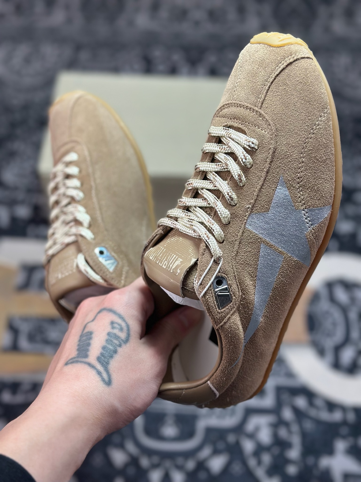 优选 原装级别 Golden Goose Super-Star GGDB 高端零售专供批次 原档数据开发数月百分百还原 原盒原配防尘袋购物卡 内里全头层小羊皮 原版防滑鞋底设计 灰色翻毛牛皮 白色细纹贝利头层皮 设计有一种不修边幅的酷感 特意做旧彰显自由随性 百搭无挑剔 订制高端柔软皮革 纯手工制作压印Lo手工刷洗上色打蜡 确保每一双鞋子的独一无二不管是版型还是材料和质感都已经大幅度的超越同市场其它版本 尺码 35 36 37 38 39 40&06-Top High Quatity Cheap Sneakers Fashion Clothing Clothes Bags handbags Shoes of all Brand wholesale With The best Quality And Beautiful Price from China Factory Chinese suppliers wholesaler seller 优选 原装级别 Golden Goose Super-Star GGDB 高端零售专供批次 原档数据开发数月百分百还原 原盒原配防尘袋购物卡 内里全头层小羊皮 原版防滑鞋底设计 灰色翻毛牛皮 白色细纹贝利头层皮 设计有一种不修边幅的酷感 特意做旧彰显自由随性 百搭无挑剔 订制高端柔软皮革 纯手工制作压印Lo手工刷洗上色打蜡 确保每一双鞋子的独一无二不管是版型还是材料和质感都已经大幅度的超越同市场其它版本 尺码 35 36 37 38 39 40&06