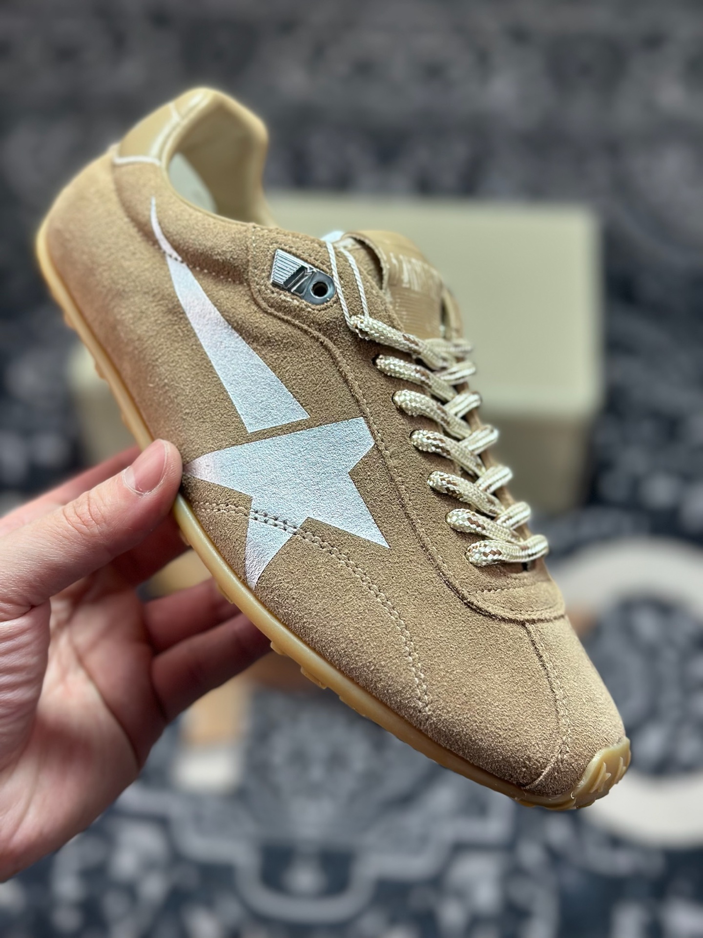 优选 原装级别 Golden Goose Super-Star GGDB 高端零售专供批次 原档数据开发数月百分百还原 原盒原配防尘袋购物卡 内里全头层小羊皮 原版防滑鞋底设计 灰色翻毛牛皮 白色细纹贝利头层皮 设计有一种不修边幅的酷感 特意做旧彰显自由随性 百搭无挑剔 订制高端柔软皮革 纯手工制作压印Lo手工刷洗上色打蜡 确保每一双鞋子的独一无二不管是版型还是材料和质感都已经大幅度的超越同市场其它版本 尺码 35 36 37 38 39 40&06-Top High Quatity Cheap Sneakers Fashion Clothing Clothes Bags handbags Shoes of all Brand wholesale With The best Quality And Beautiful Price from China Factory Chinese suppliers wholesaler seller 优选 原装级别 Golden Goose Super-Star GGDB 高端零售专供批次 原档数据开发数月百分百还原 原盒原配防尘袋购物卡 内里全头层小羊皮 原版防滑鞋底设计 灰色翻毛牛皮 白色细纹贝利头层皮 设计有一种不修边幅的酷感 特意做旧彰显自由随性 百搭无挑剔 订制高端柔软皮革 纯手工制作压印Lo手工刷洗上色打蜡 确保每一双鞋子的独一无二不管是版型还是材料和质感都已经大幅度的超越同市场其它版本 尺码 35 36 37 38 39 40&06