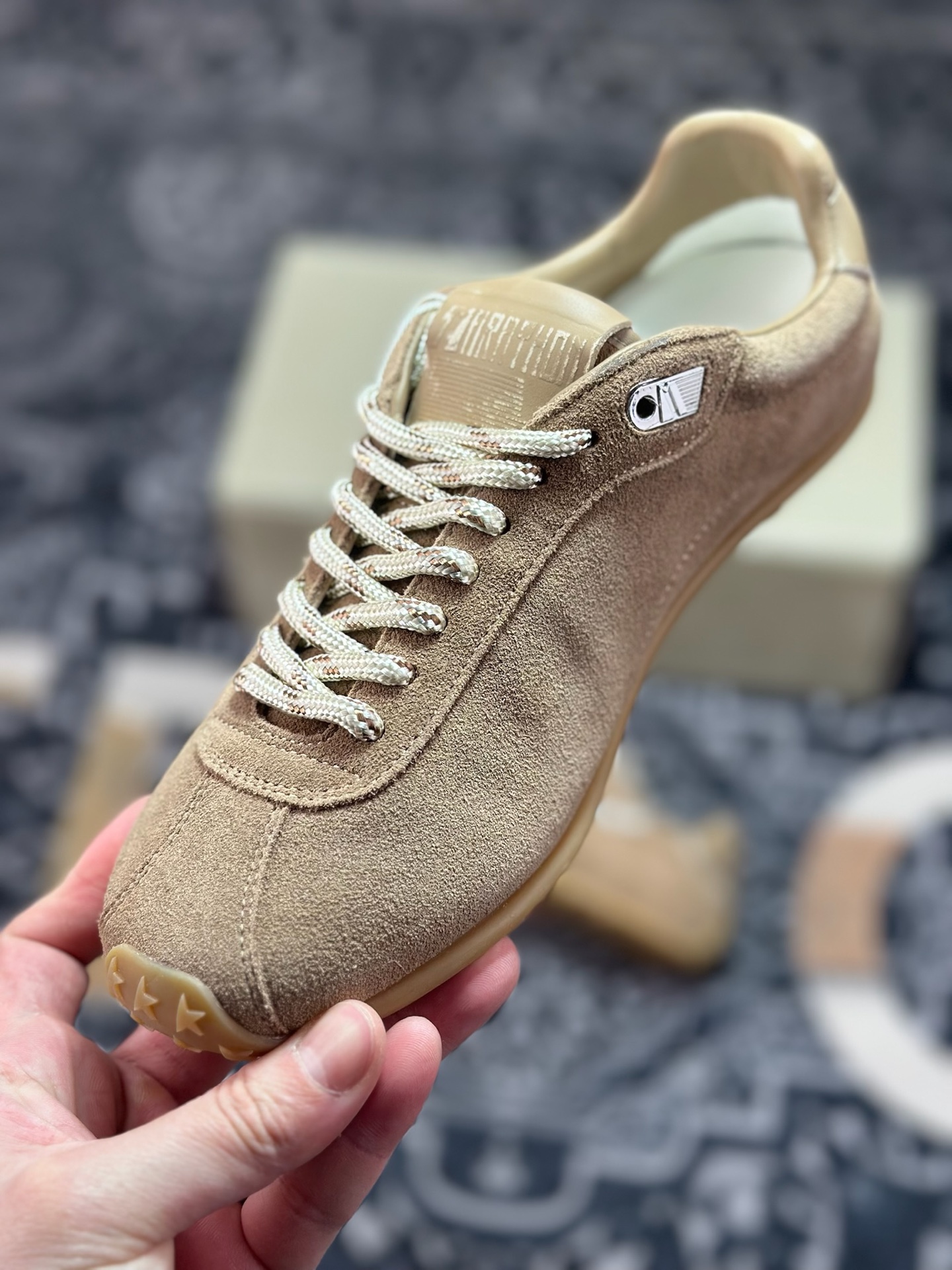 优选 原装级别 Golden Goose Super-Star GGDB 高端零售专供批次 原档数据开发数月百分百还原 原盒原配防尘袋购物卡 内里全头层小羊皮 原版防滑鞋底设计 灰色翻毛牛皮 白色细纹贝利头层皮 设计有一种不修边幅的酷感 特意做旧彰显自由随性 百搭无挑剔 订制高端柔软皮革 纯手工制作压印Lo手工刷洗上色打蜡 确保每一双鞋子的独一无二不管是版型还是材料和质感都已经大幅度的超越同市场其它版本 尺码 35 36 37 38 39 40&06-Top High Quatity Cheap Sneakers Fashion Clothing Clothes Bags handbags Shoes of all Brand wholesale With The best Quality And Beautiful Price from China Factory Chinese suppliers wholesaler seller 优选 原装级别 Golden Goose Super-Star GGDB 高端零售专供批次 原档数据开发数月百分百还原 原盒原配防尘袋购物卡 内里全头层小羊皮 原版防滑鞋底设计 灰色翻毛牛皮 白色细纹贝利头层皮 设计有一种不修边幅的酷感 特意做旧彰显自由随性 百搭无挑剔 订制高端柔软皮革 纯手工制作压印Lo手工刷洗上色打蜡 确保每一双鞋子的独一无二不管是版型还是材料和质感都已经大幅度的超越同市场其它版本 尺码 35 36 37 38 39 40&06