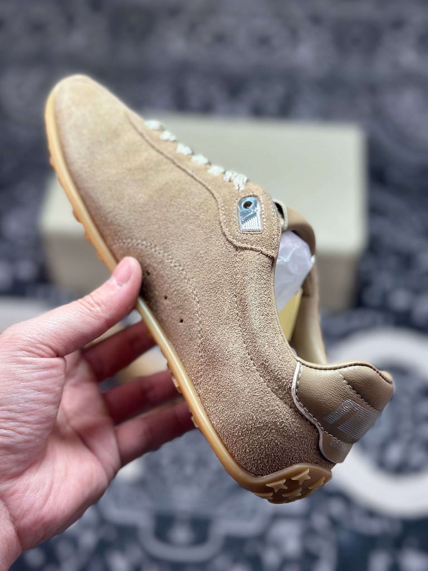 优选 原装级别 Golden Goose Super-Star GGDB 高端零售专供批次 原档数据开发数月百分百还原 原盒原配防尘袋购物卡 内里全头层小羊皮 原版防滑鞋底设计 灰色翻毛牛皮 白色细纹贝利头层皮 设计有一种不修边幅的酷感 特意做旧彰显自由随性 百搭无挑剔 订制高端柔软皮革 纯手工制作压印Lo手工刷洗上色打蜡 确保每一双鞋子的独一无二不管是版型还是材料和质感都已经大幅度的超越同市场其它版本 尺码 35 36 37 38 39 40&06-Top High Quatity Cheap Sneakers Fashion Clothing Clothes Bags handbags Shoes of all Brand wholesale With The best Quality And Beautiful Price from China Factory Chinese suppliers wholesaler seller 优选 原装级别 Golden Goose Super-Star GGDB 高端零售专供批次 原档数据开发数月百分百还原 原盒原配防尘袋购物卡 内里全头层小羊皮 原版防滑鞋底设计 灰色翻毛牛皮 白色细纹贝利头层皮 设计有一种不修边幅的酷感 特意做旧彰显自由随性 百搭无挑剔 订制高端柔软皮革 纯手工制作压印Lo手工刷洗上色打蜡 确保每一双鞋子的独一无二不管是版型还是材料和质感都已经大幅度的超越同市场其它版本 尺码 35 36 37 38 39 40&06