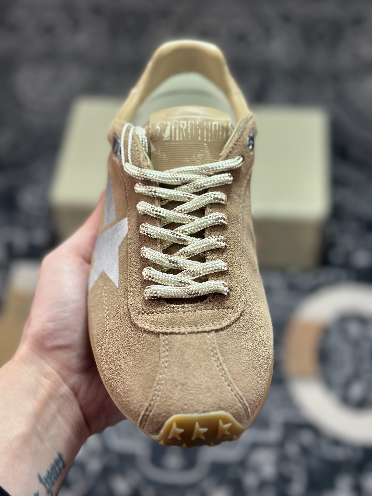 优选 原装级别 Golden Goose Super-Star GGDB 高端零售专供批次 原档数据开发数月百分百还原 原盒原配防尘袋购物卡 内里全头层小羊皮 原版防滑鞋底设计 灰色翻毛牛皮 白色细纹贝利头层皮 设计有一种不修边幅的酷感 特意做旧彰显自由随性 百搭无挑剔 订制高端柔软皮革 纯手工制作压印Lo手工刷洗上色打蜡 确保每一双鞋子的独一无二不管是版型还是材料和质感都已经大幅度的超越同市场其它版本 尺码 35 36 37 38 39 40&06-Top High Quatity Cheap Sneakers Fashion Clothing Clothes Bags handbags Shoes of all Brand wholesale With The best Quality And Beautiful Price from China Factory Chinese suppliers wholesaler seller 优选 原装级别 Golden Goose Super-Star GGDB 高端零售专供批次 原档数据开发数月百分百还原 原盒原配防尘袋购物卡 内里全头层小羊皮 原版防滑鞋底设计 灰色翻毛牛皮 白色细纹贝利头层皮 设计有一种不修边幅的酷感 特意做旧彰显自由随性 百搭无挑剔 订制高端柔软皮革 纯手工制作压印Lo手工刷洗上色打蜡 确保每一双鞋子的独一无二不管是版型还是材料和质感都已经大幅度的超越同市场其它版本 尺码 35 36 37 38 39 40&06